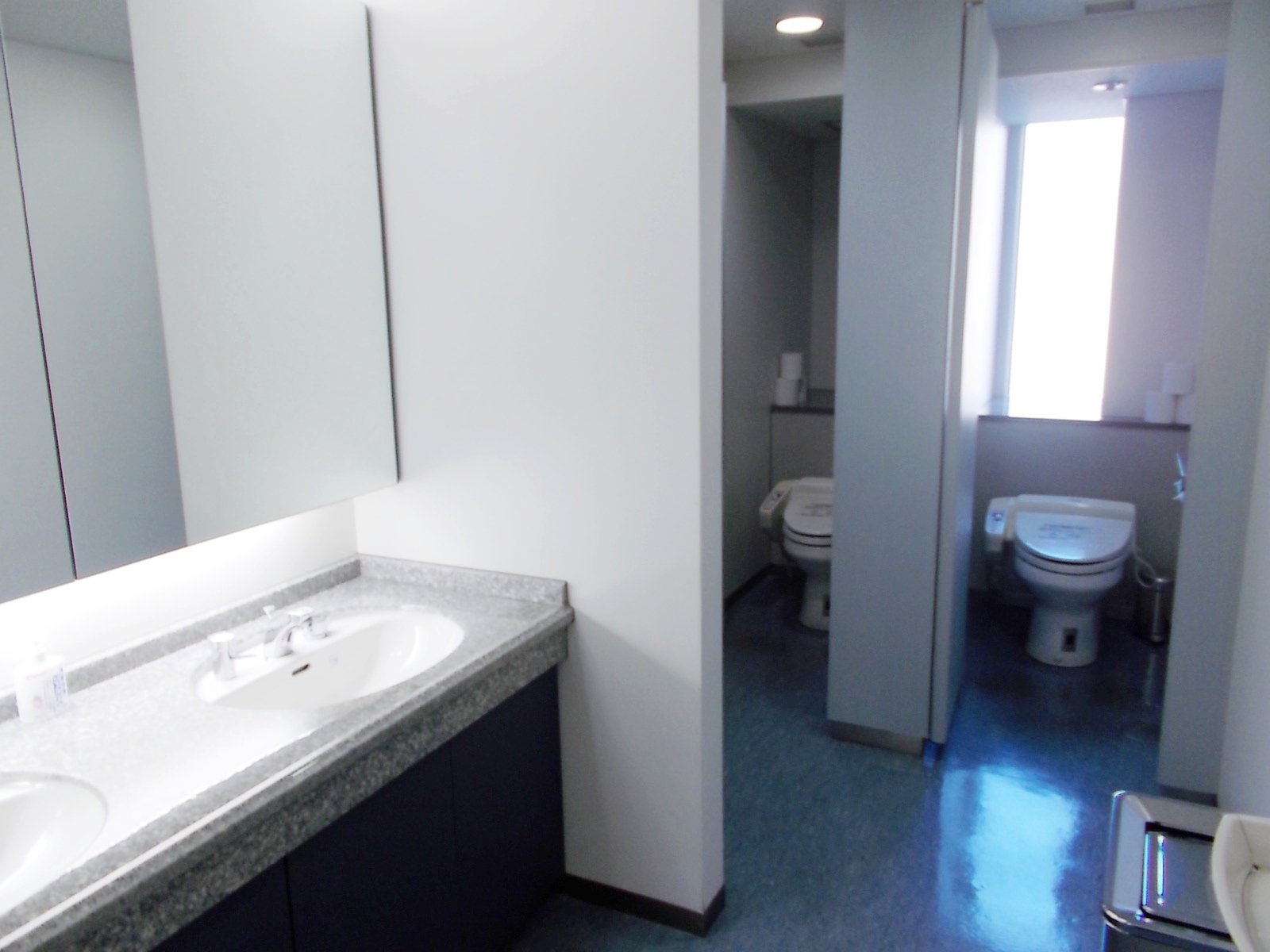 トイレは男女別で広々と造られています
