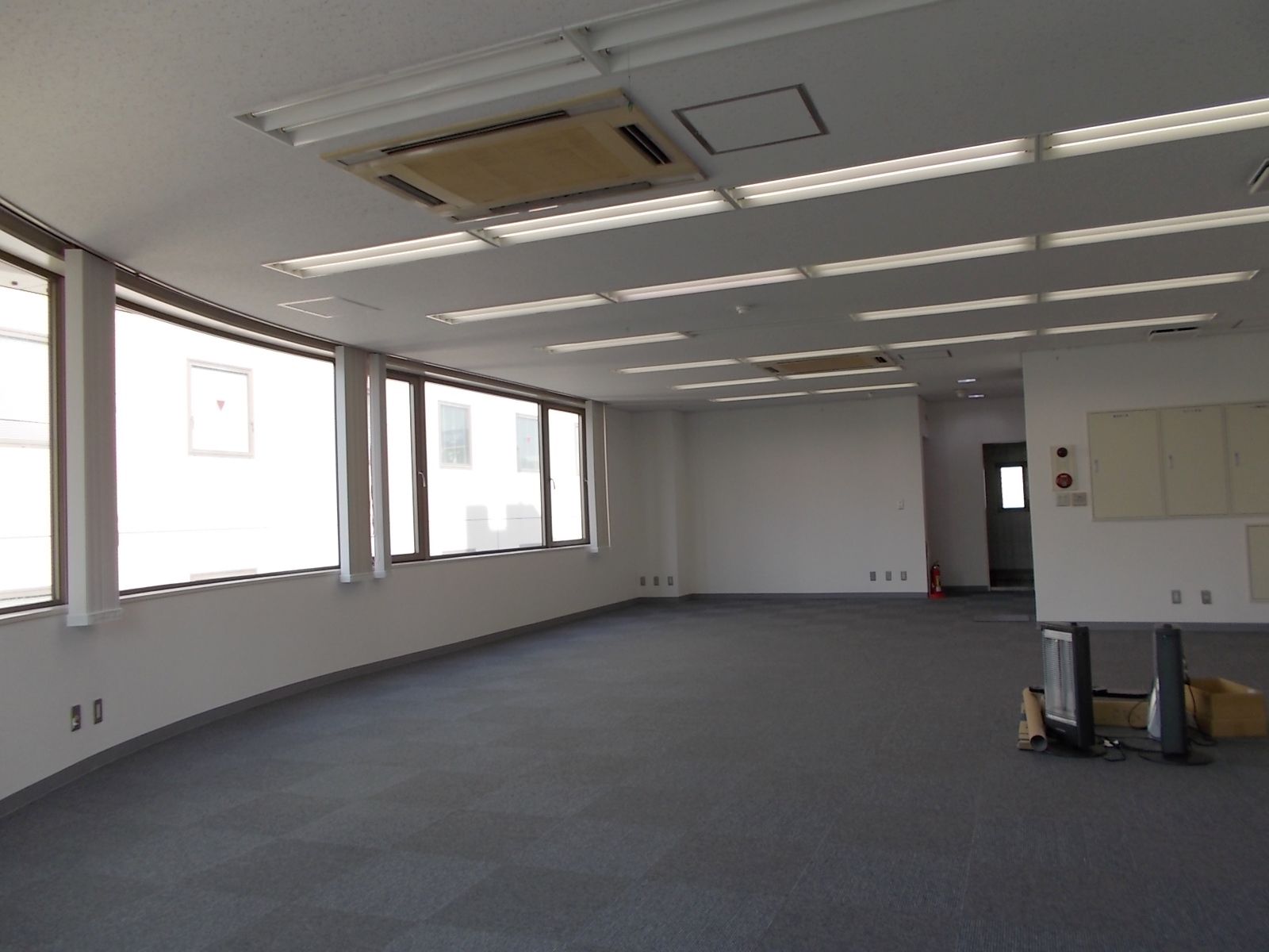 奥側から見た室内の様子