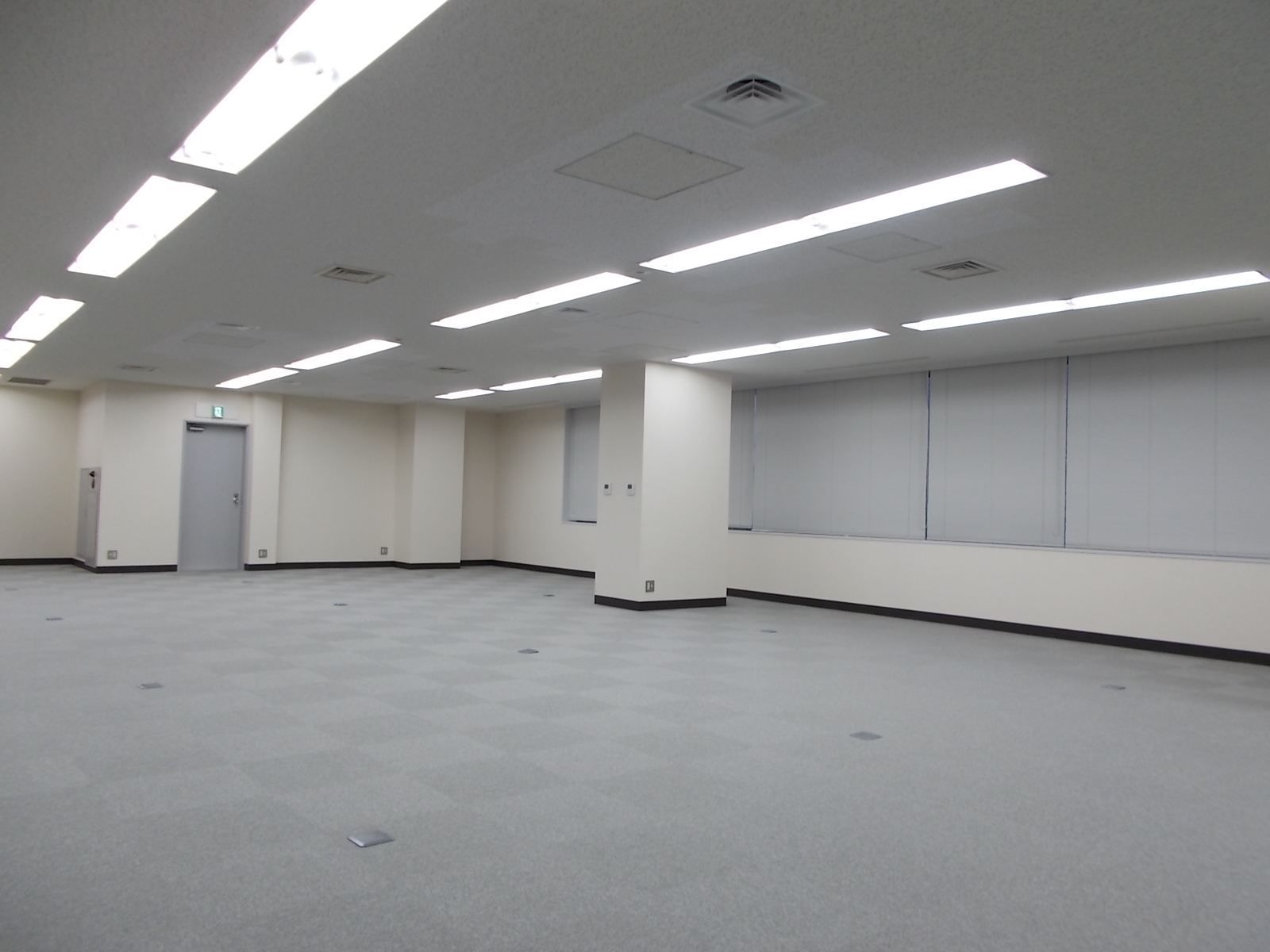 窓際に一部柱あり
