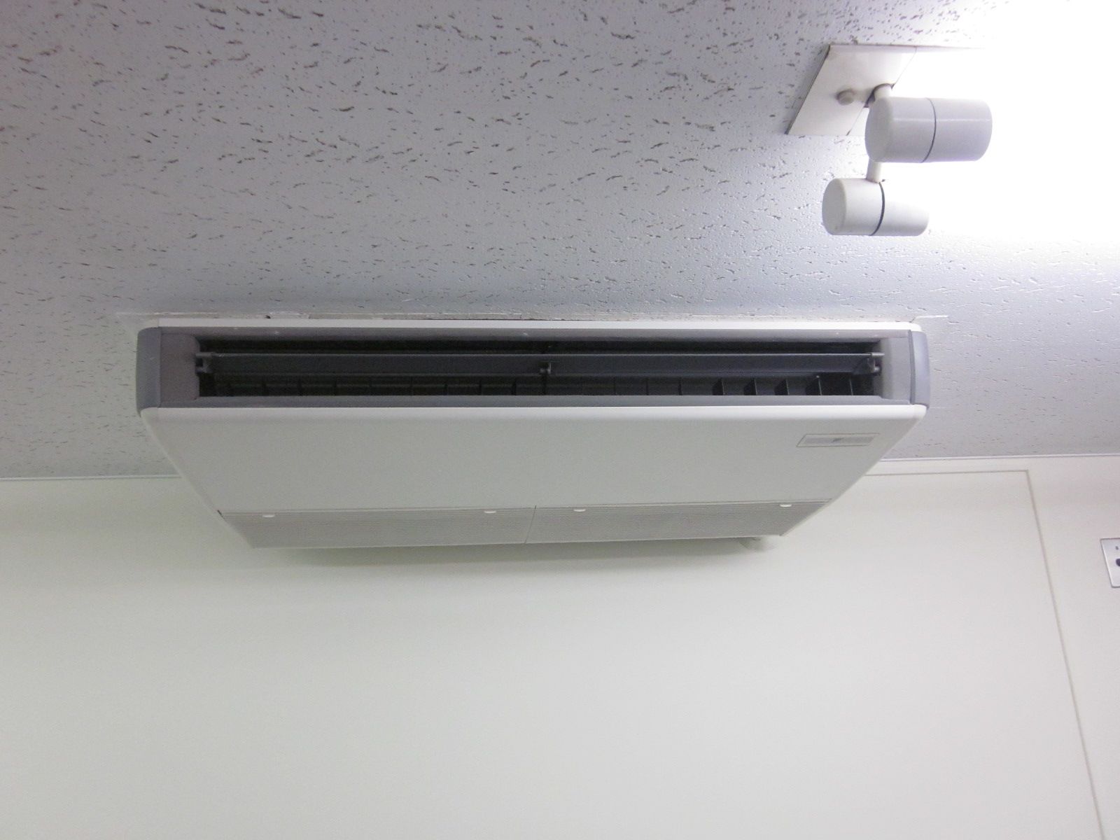 空調は天井吊タイプ