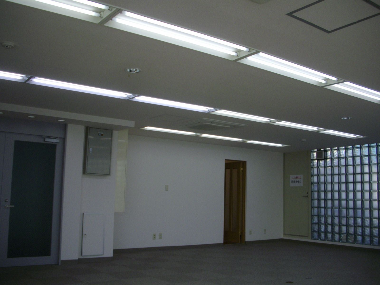 区画奥からの室内