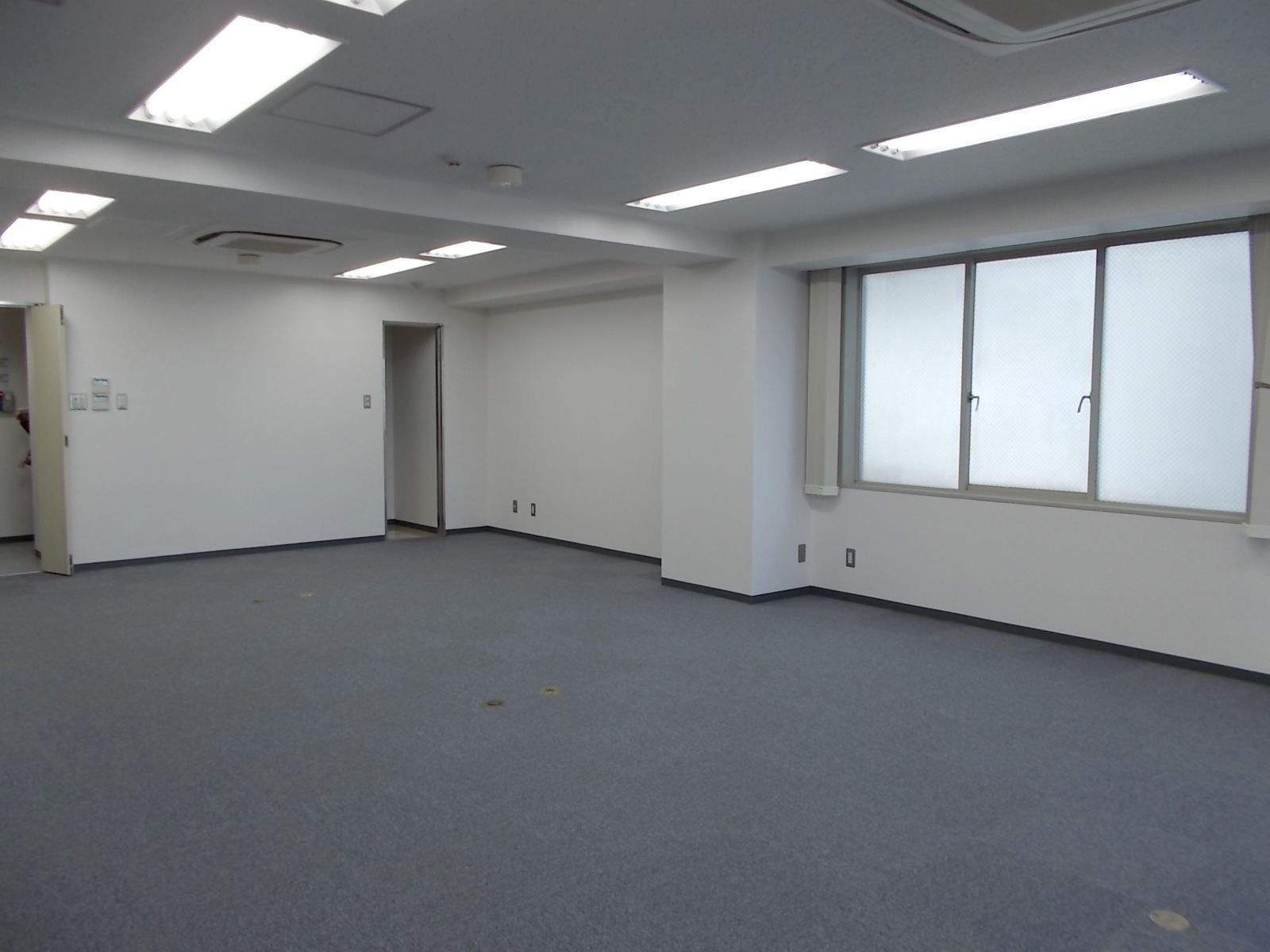 奥側から見た室内の様子