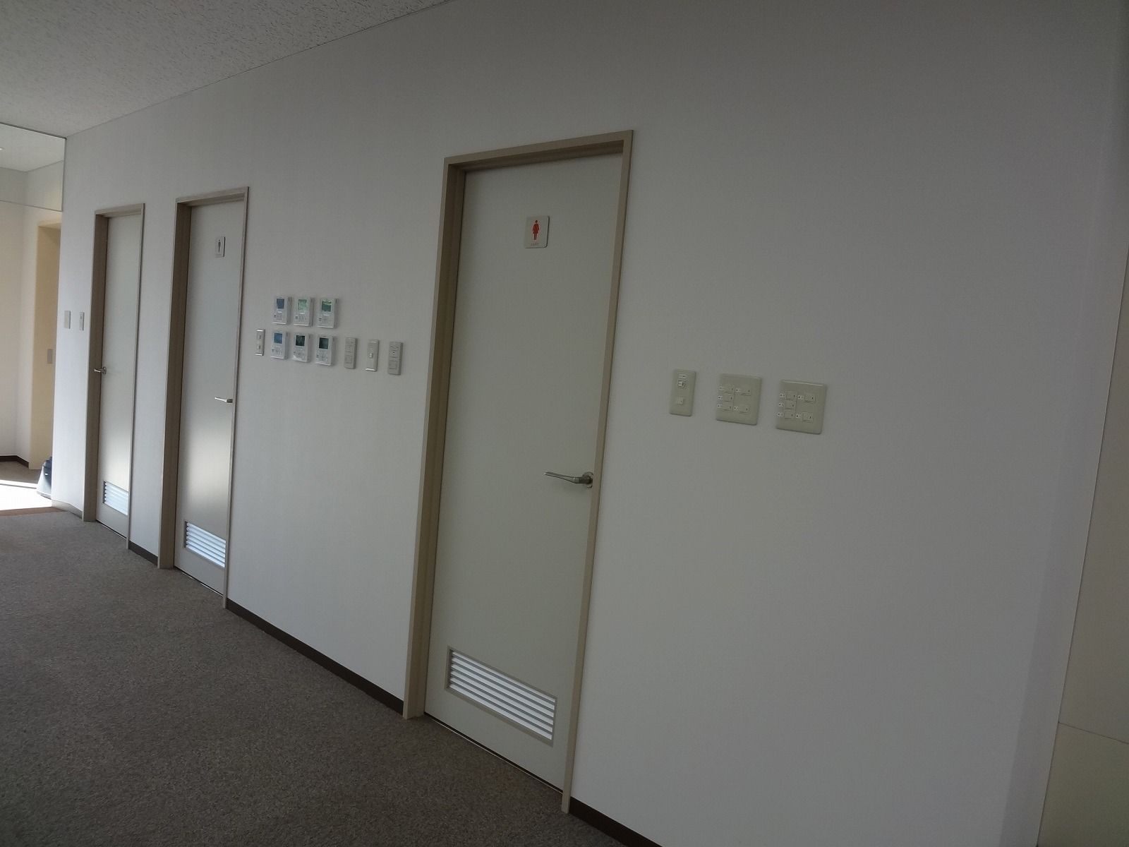 お手洗い・給湯室の扉