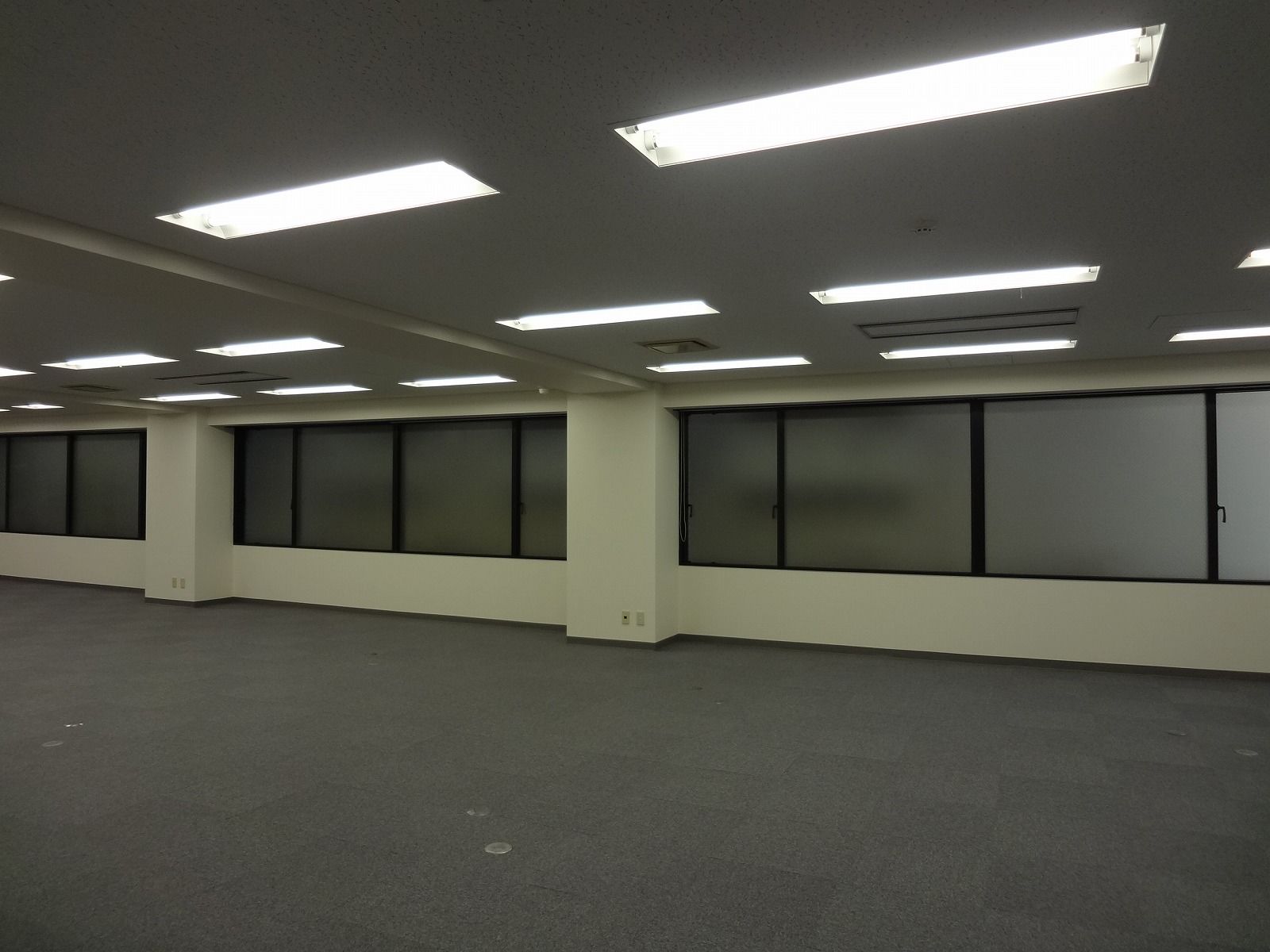 側面の窓