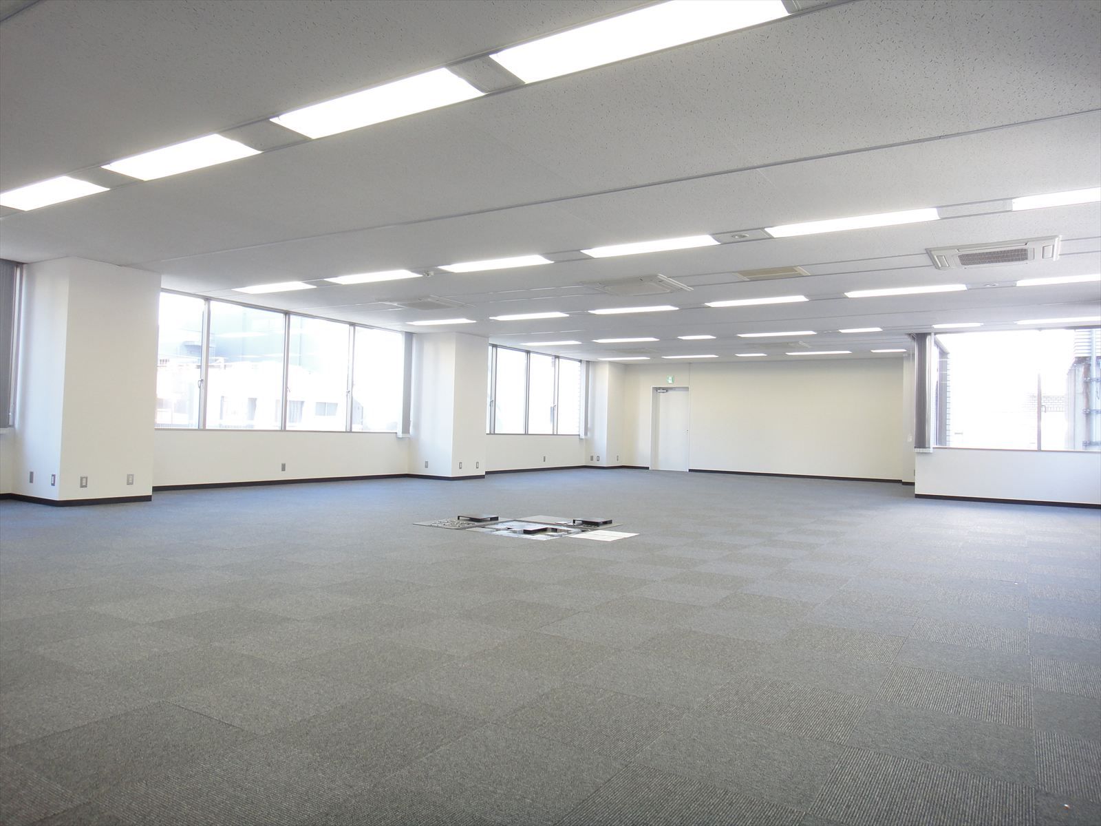 オフィス室内参考場像