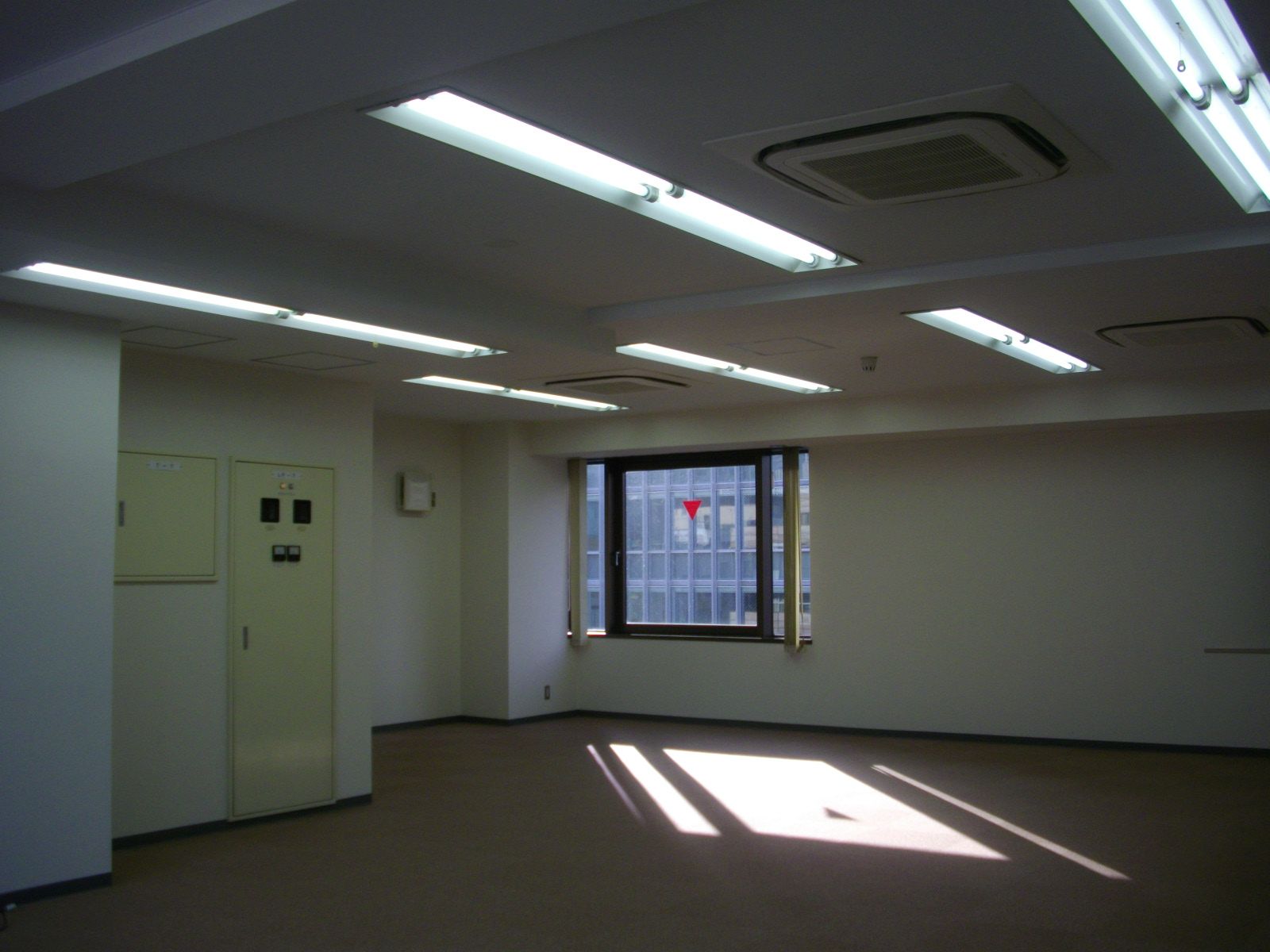 区画奥からの室内