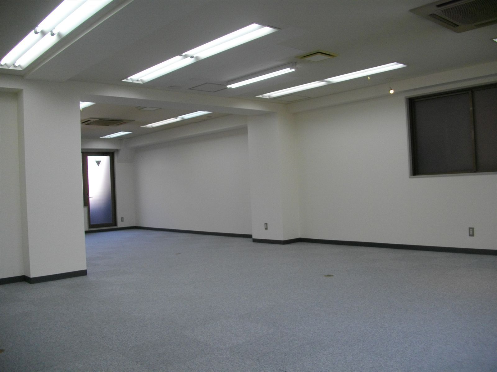 貸室奥側から見た室内