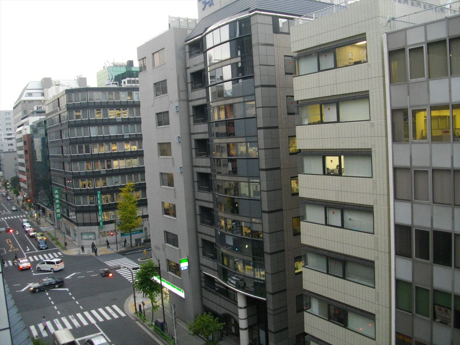 周辺にはオフィスビル