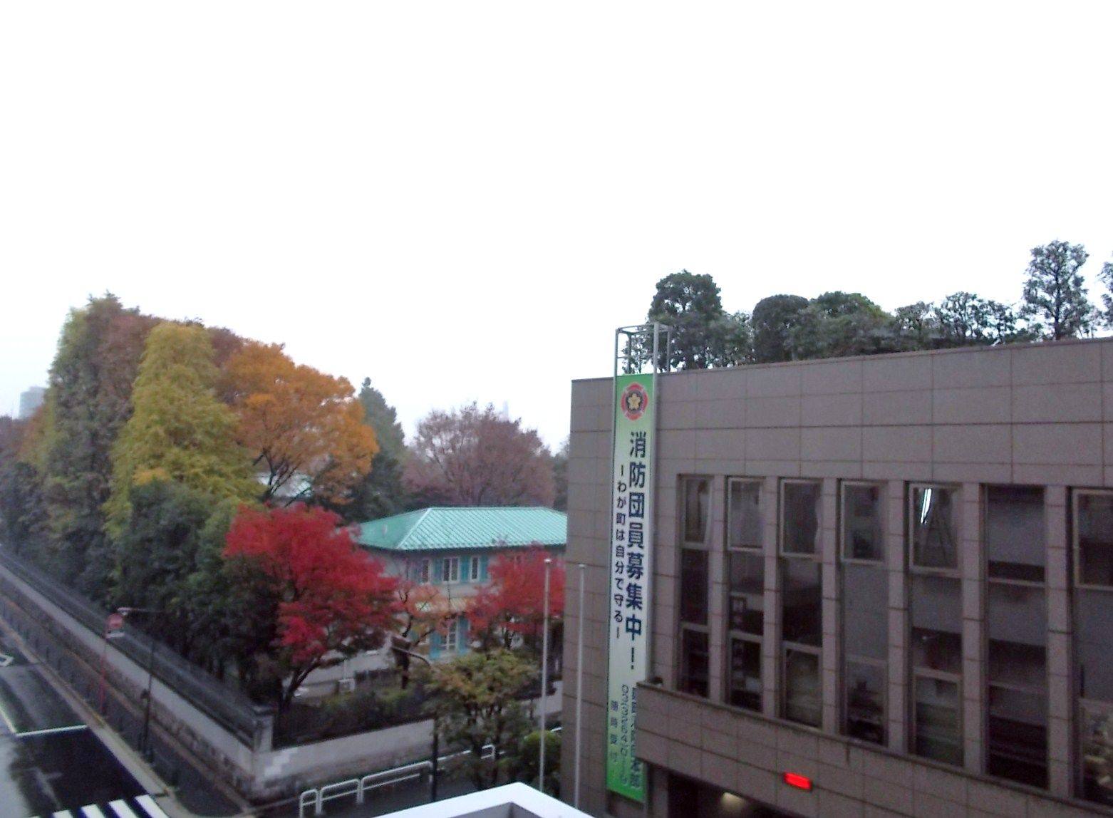 窓から見える麹町消防署