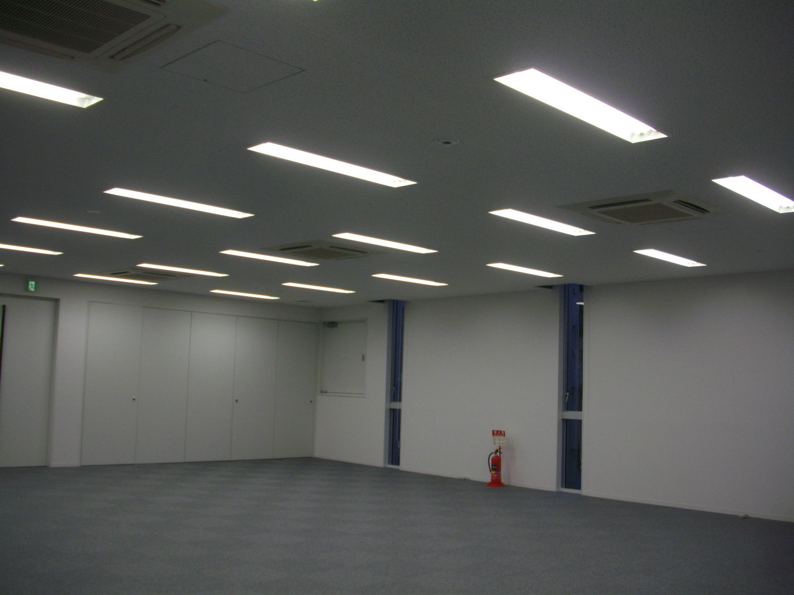 区画奥からの室内