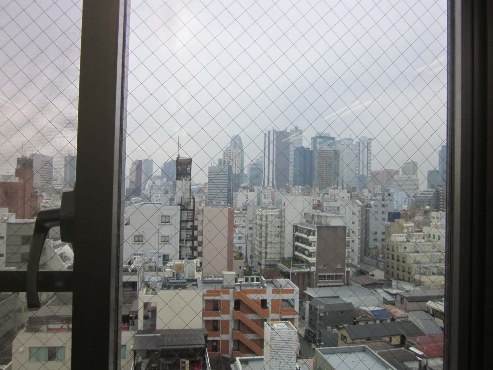 高層ビル群を望む9階