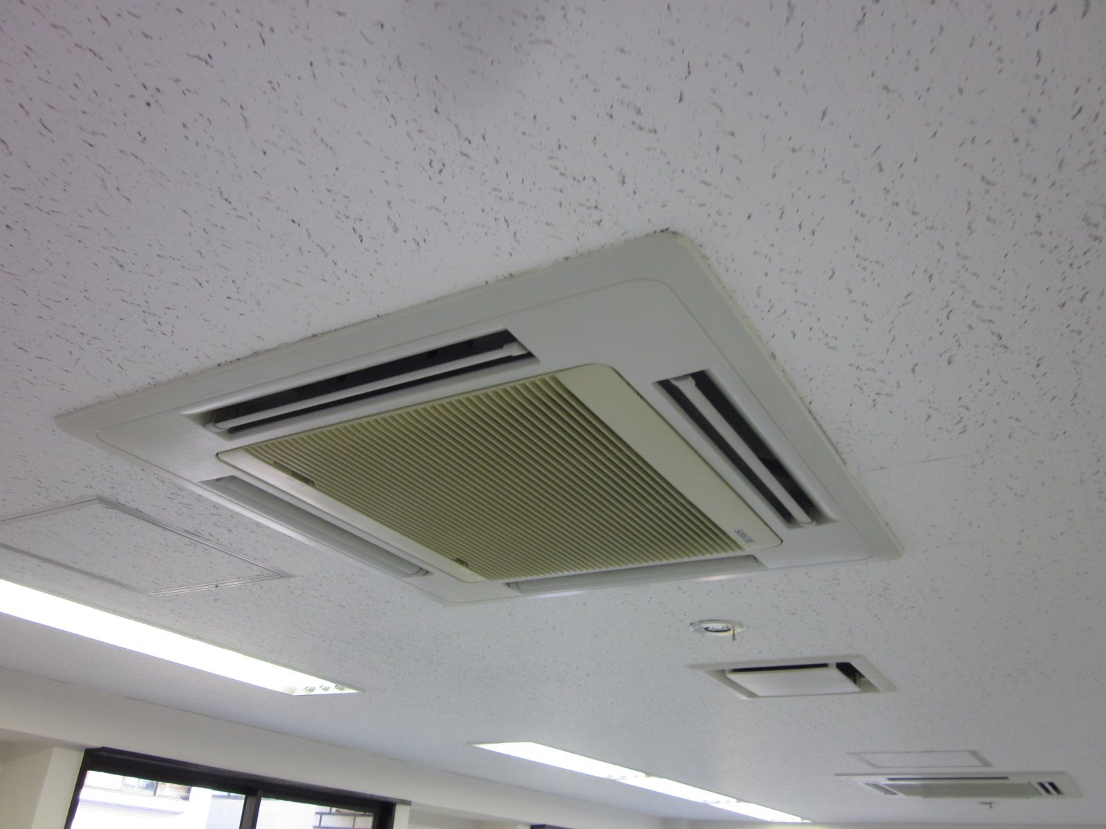 天井カセット式の空調