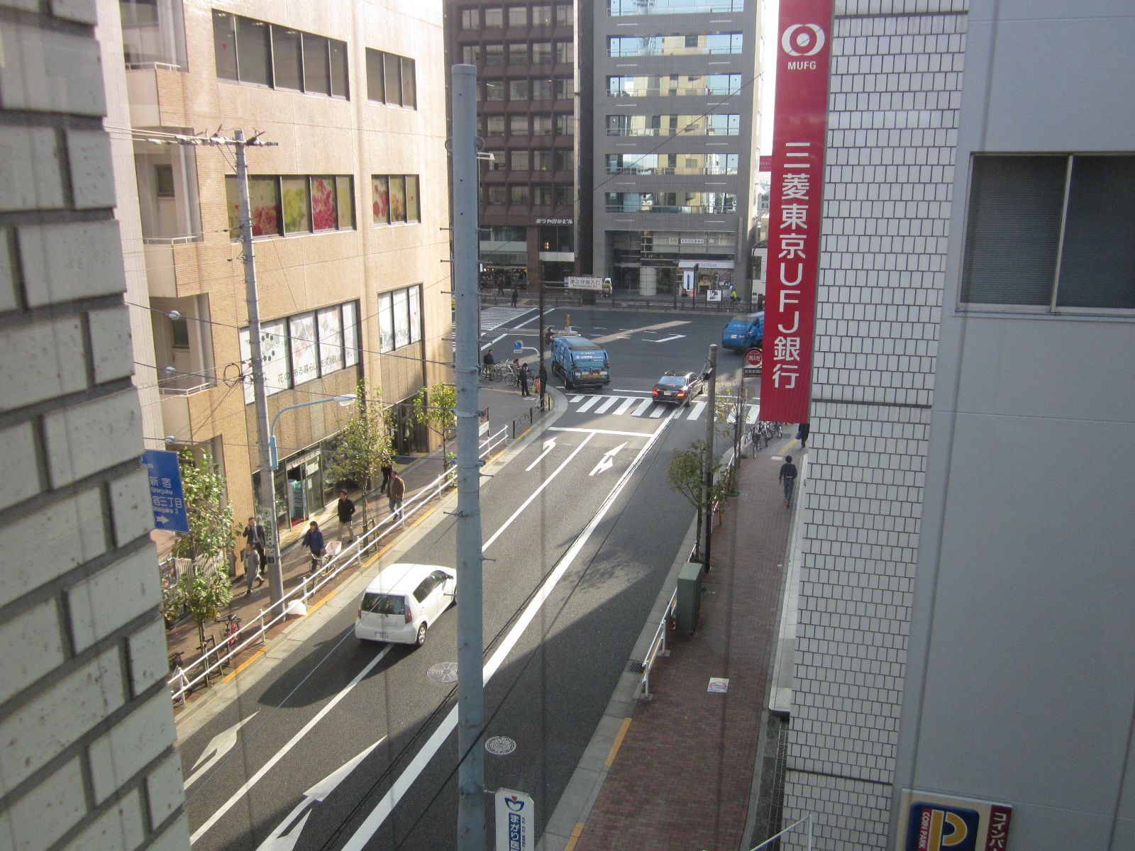 奥は新宿通り