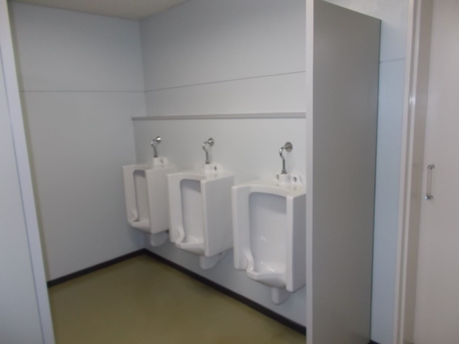 男子トイレの小便器は3つ