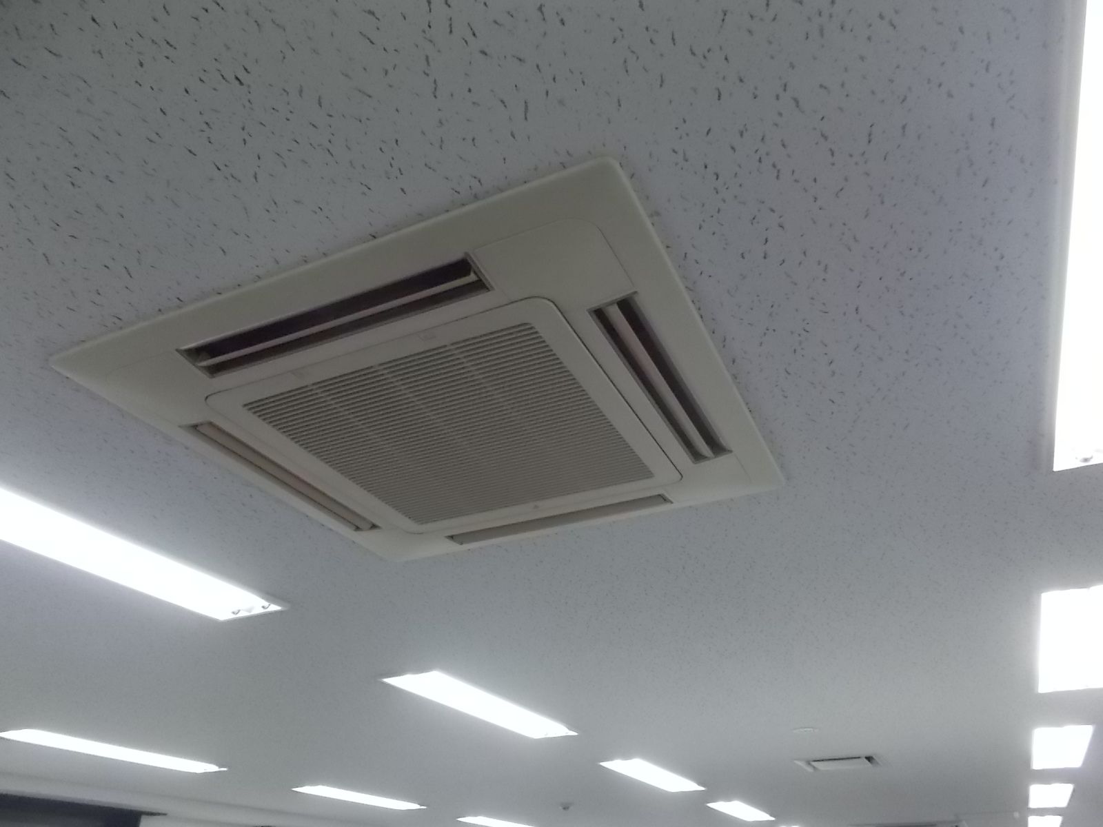 空調は天井埋め込み式