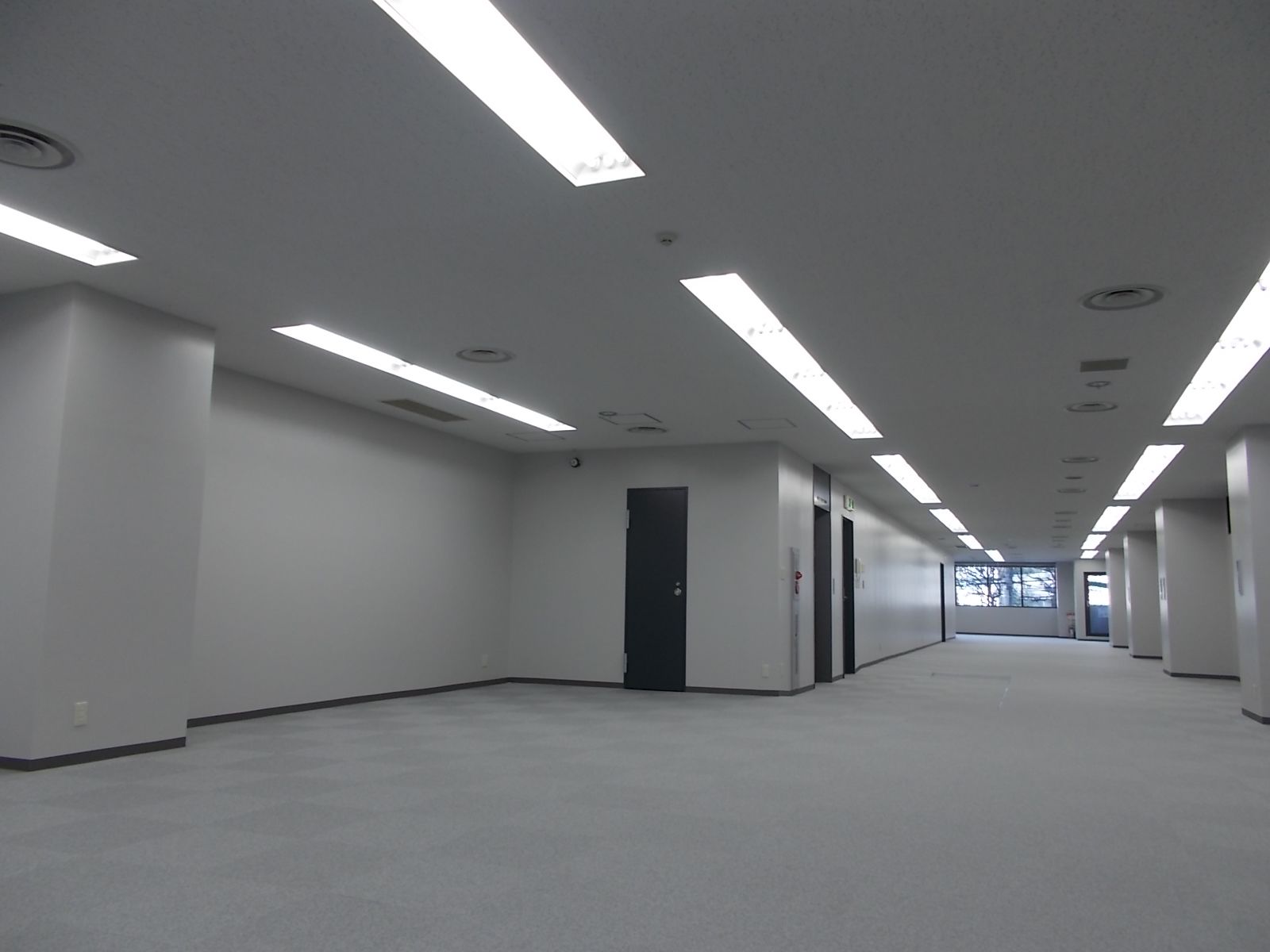 奥行のある室内