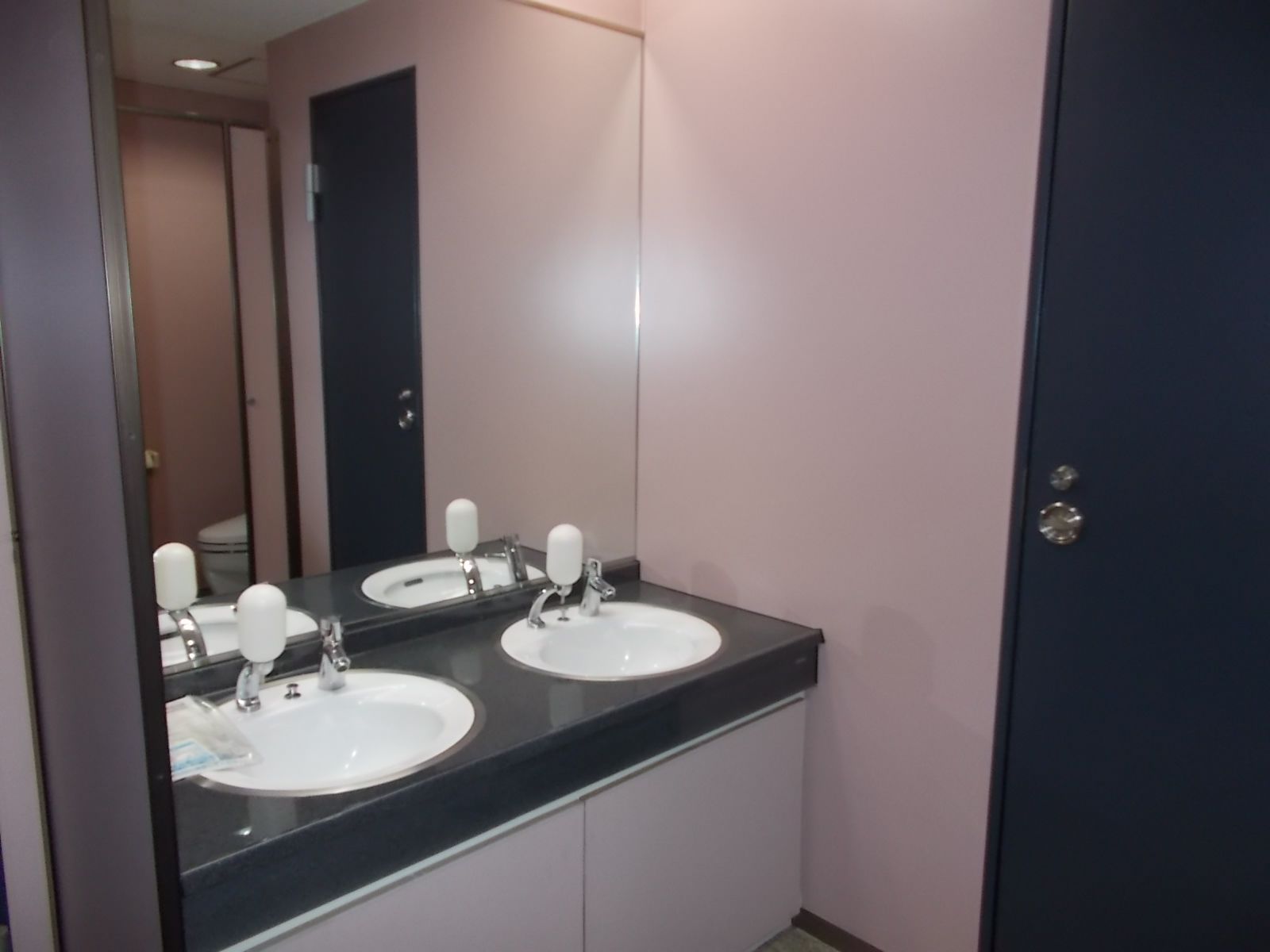女子トイレ洗面台