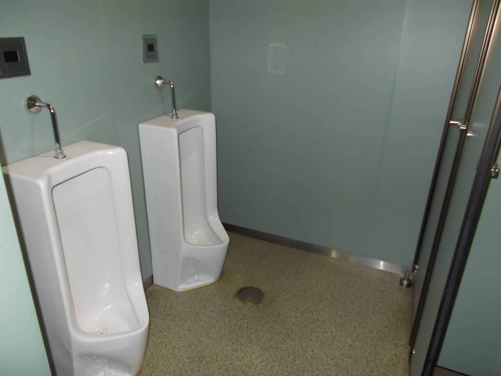 男子トイレ小便器２つ