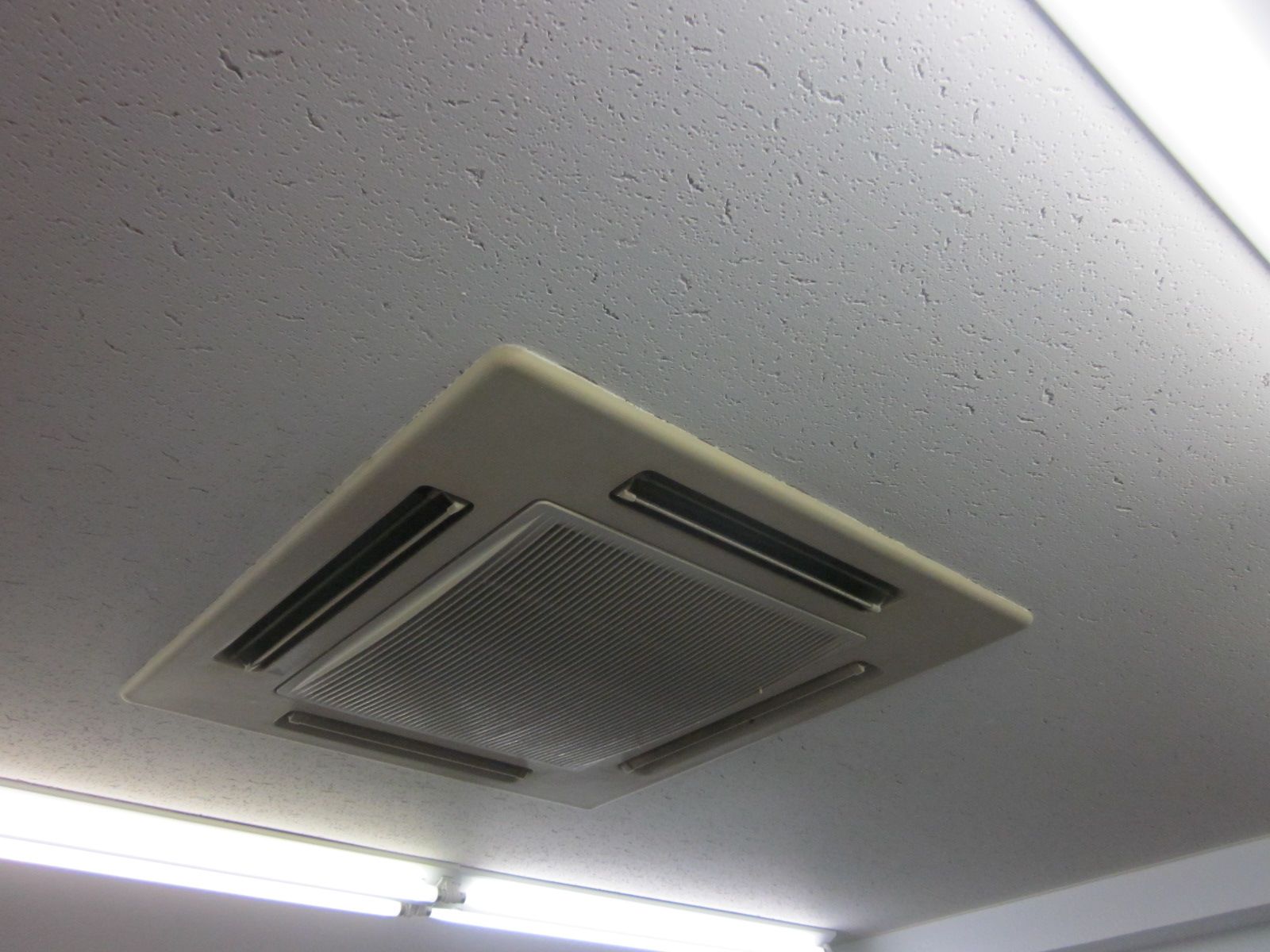 天井カセット式の空調