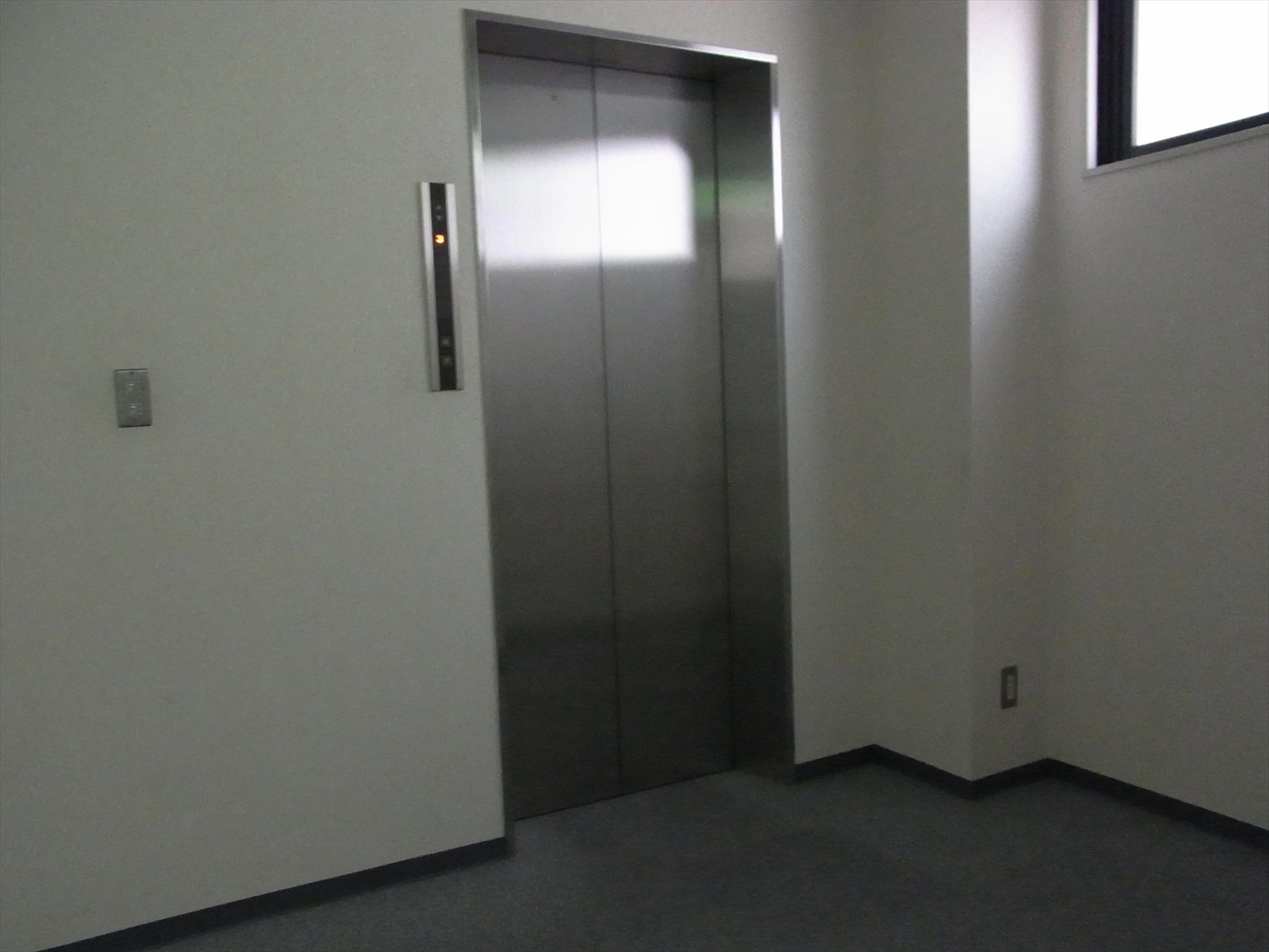 エレベーター前