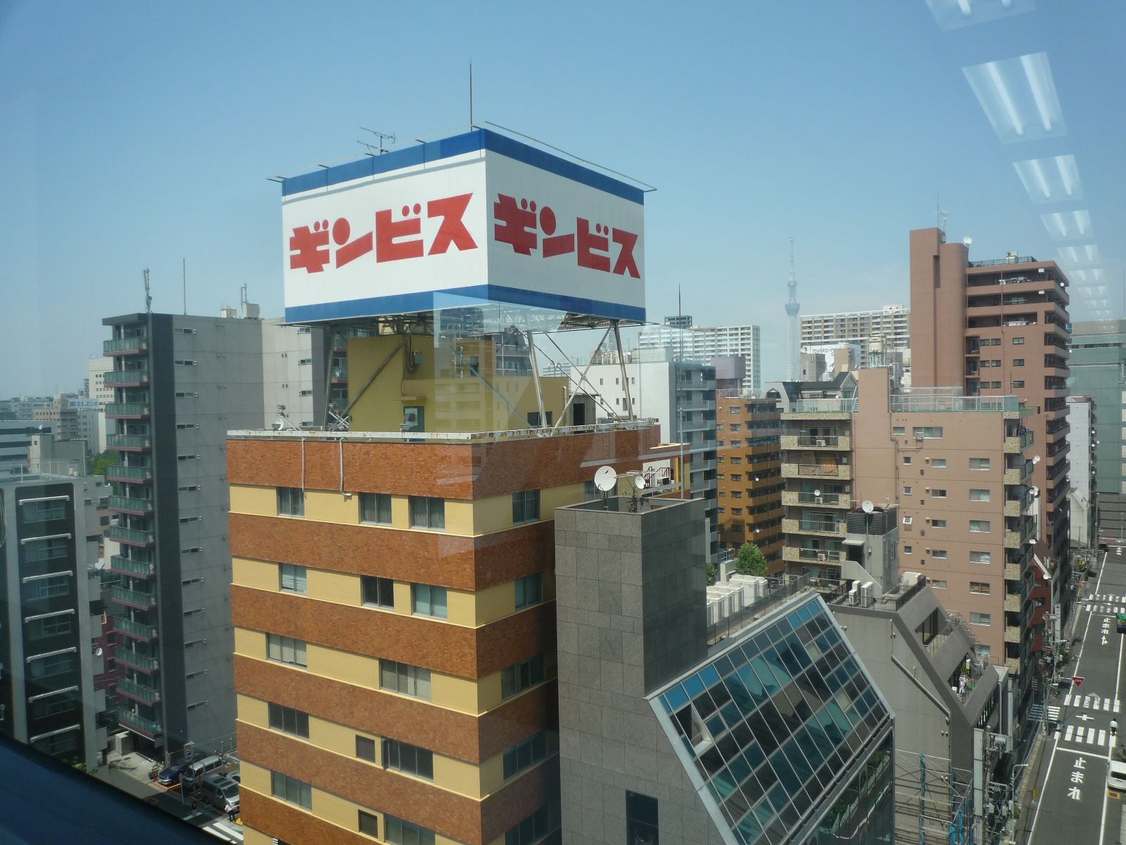 オフィスビルが建ちならぶ