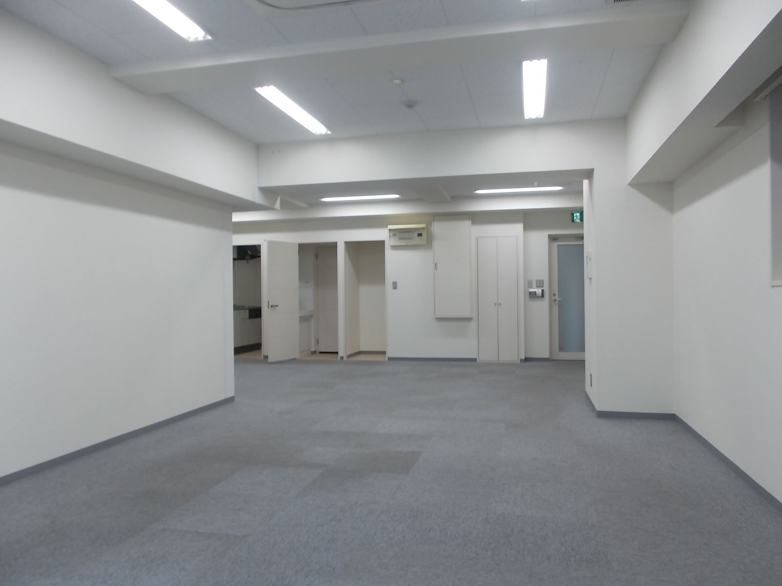 貸室奥からの室内