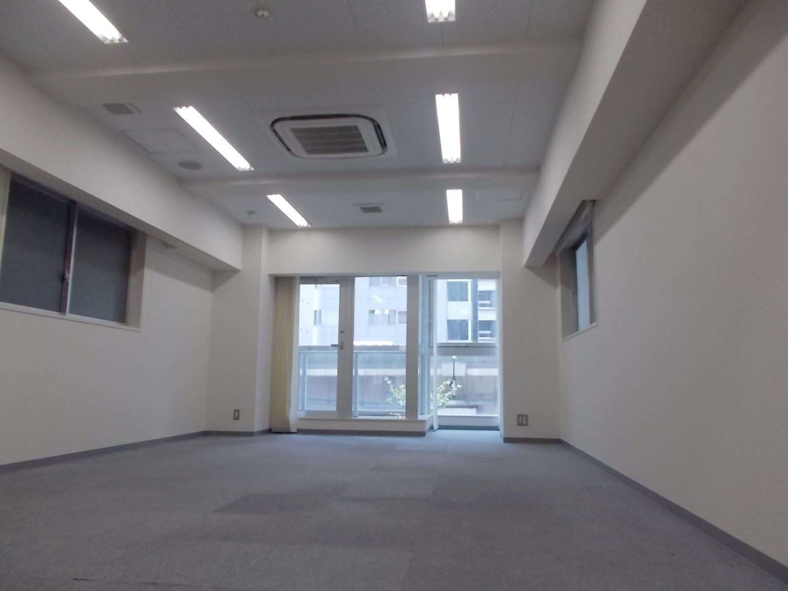 L字型のすっきりとしたオフィス