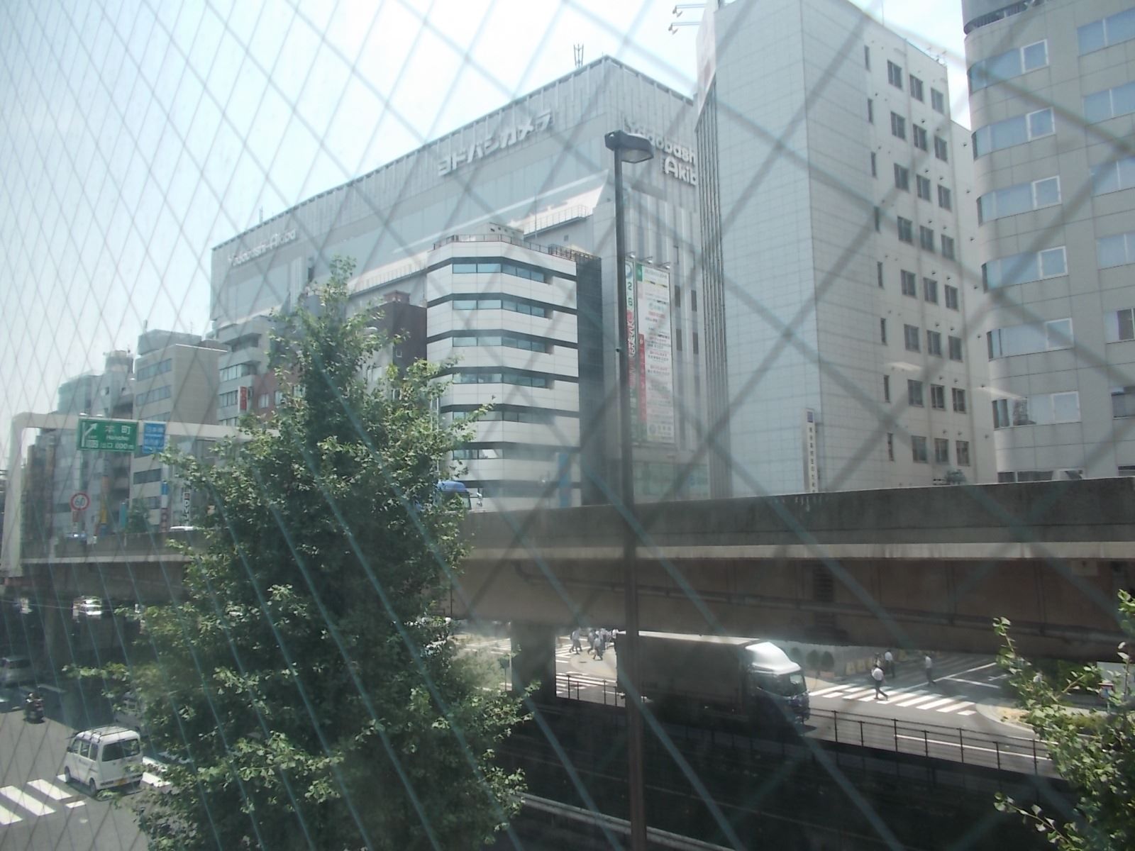 前面に昭和通りとオフィスビル群