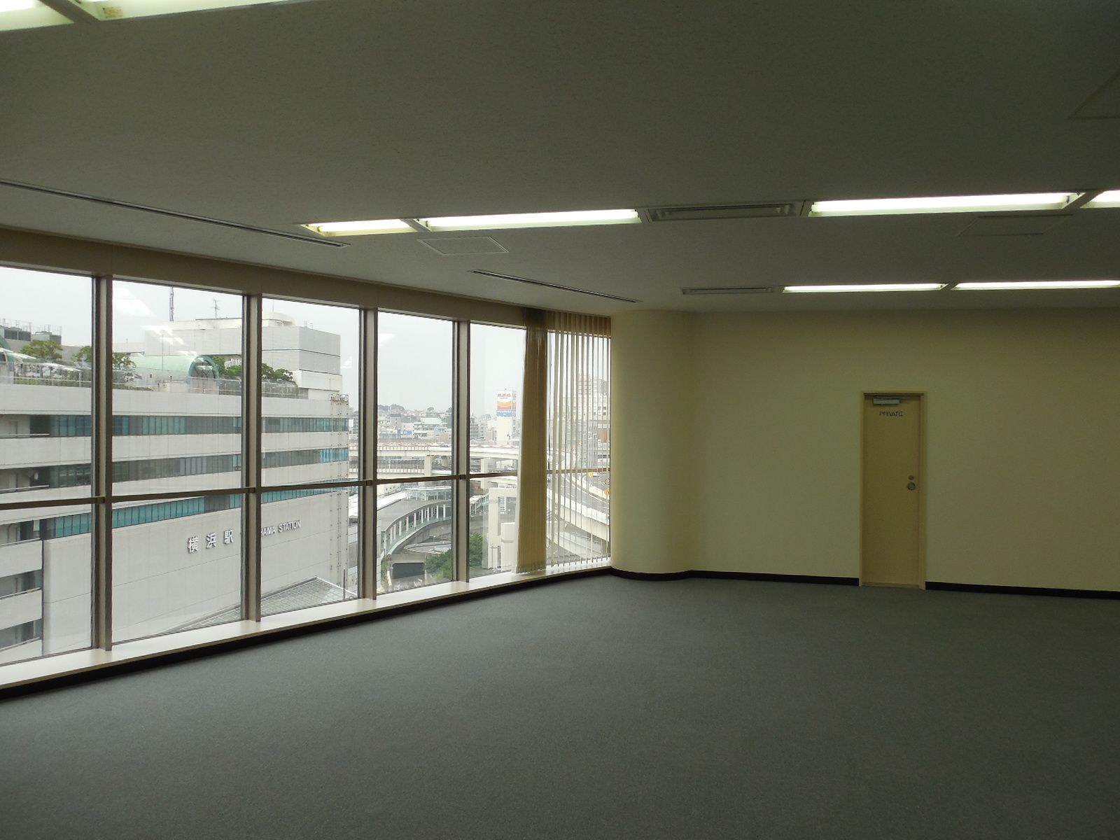 床下からの広い窓面が特徴的