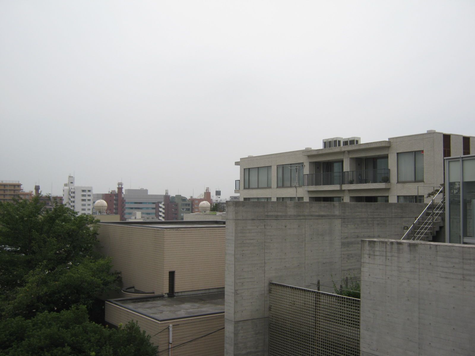 裏手は住宅街