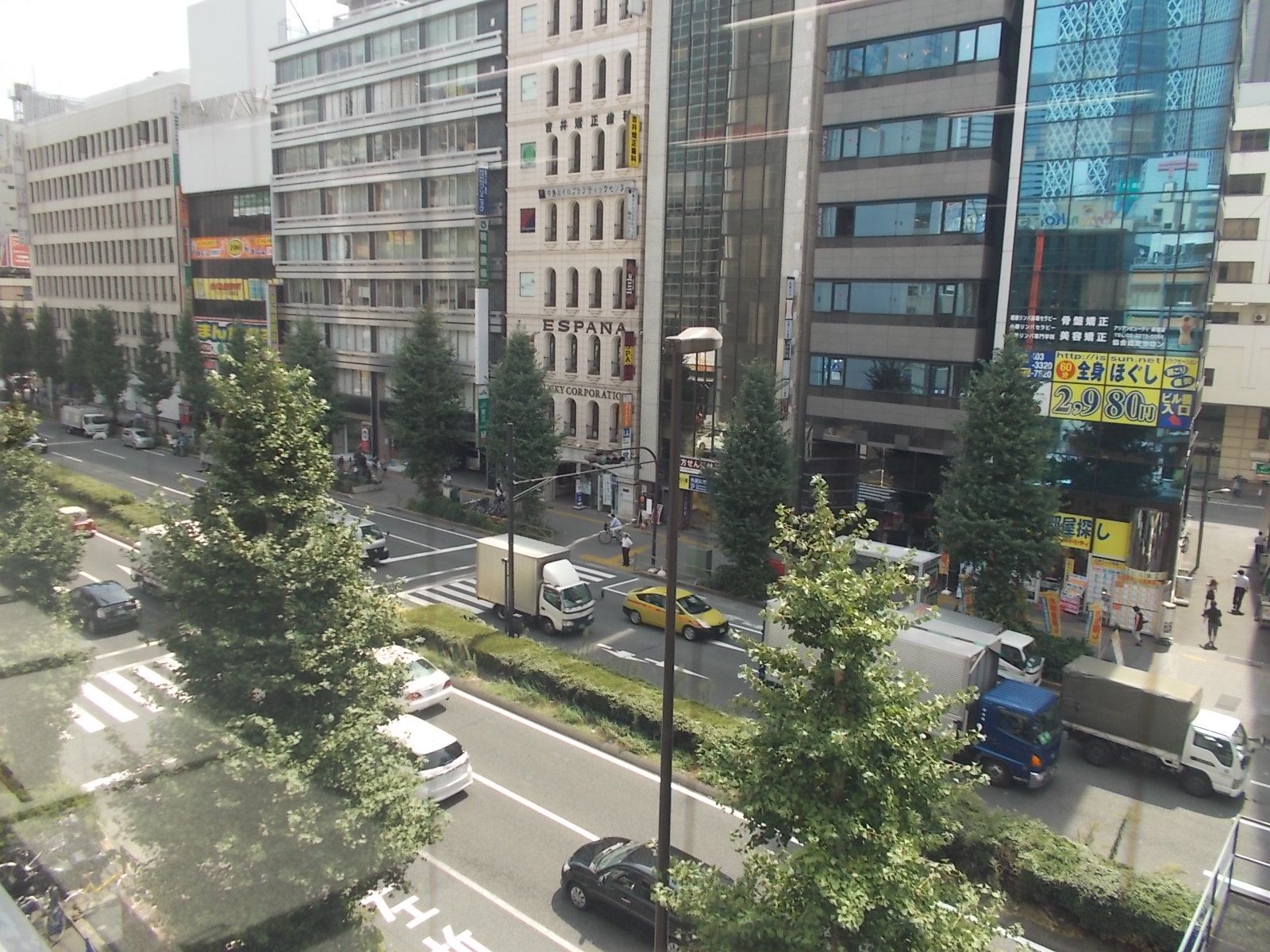 窓から見下ろせる甲州街道