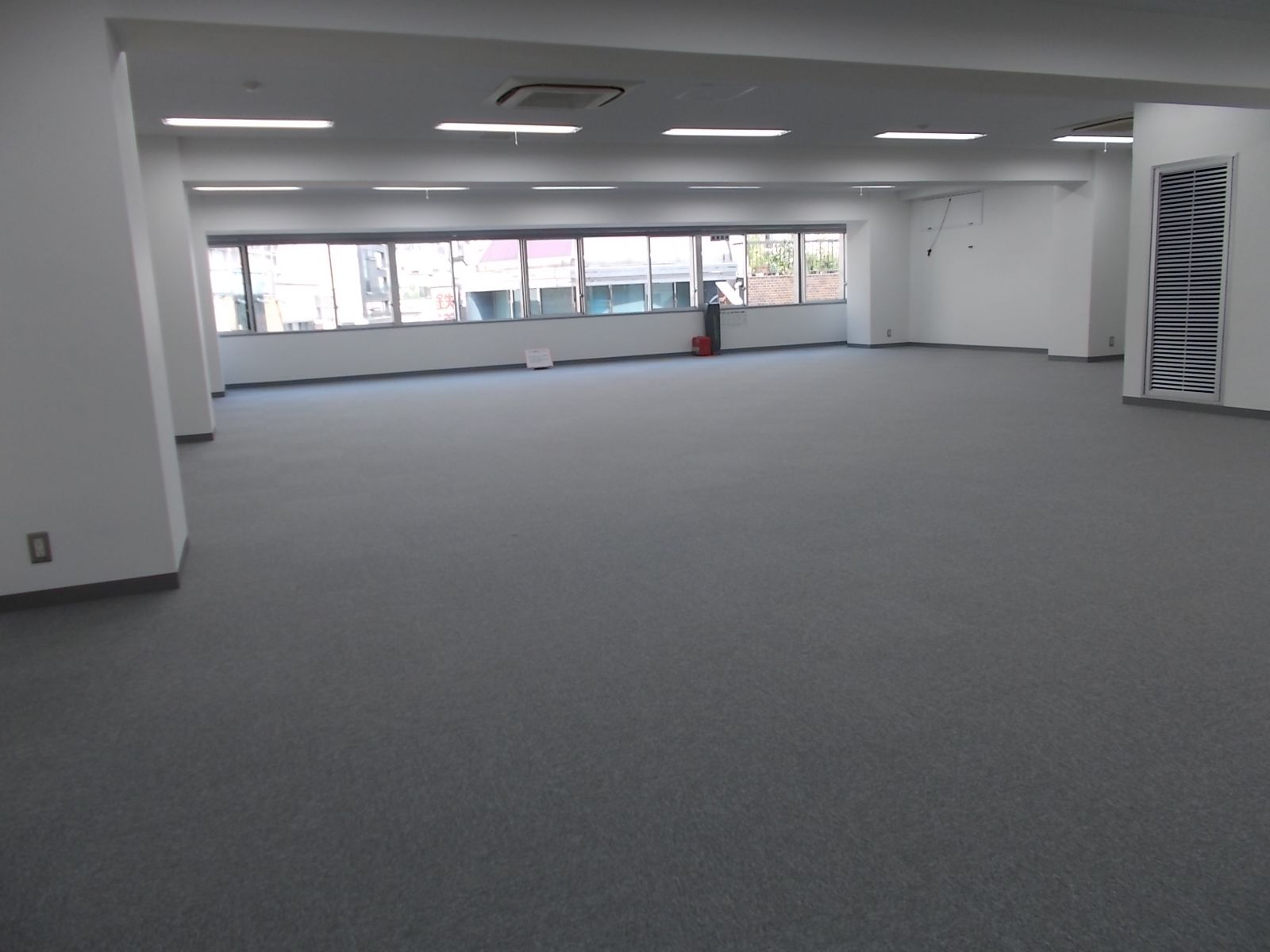 ほぼ無柱の開けた空間