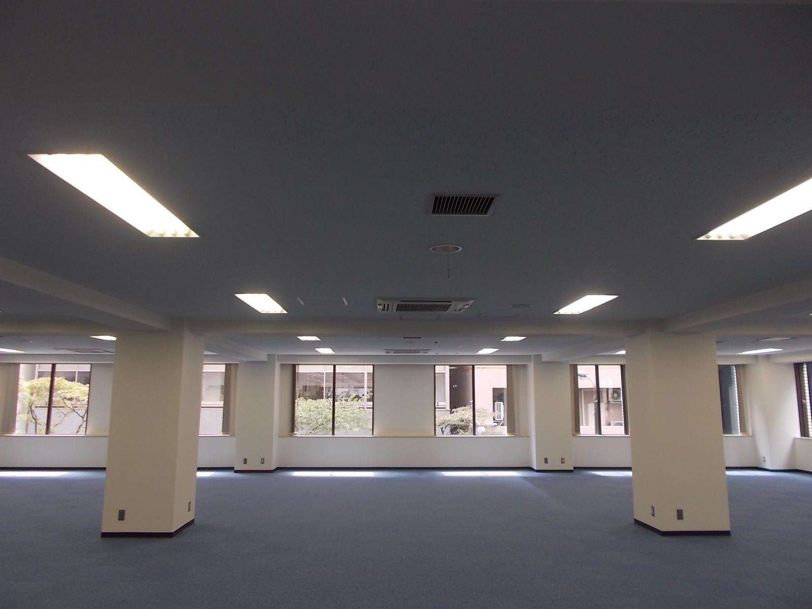 すっきりとしたオフィス空間　（※2階）
