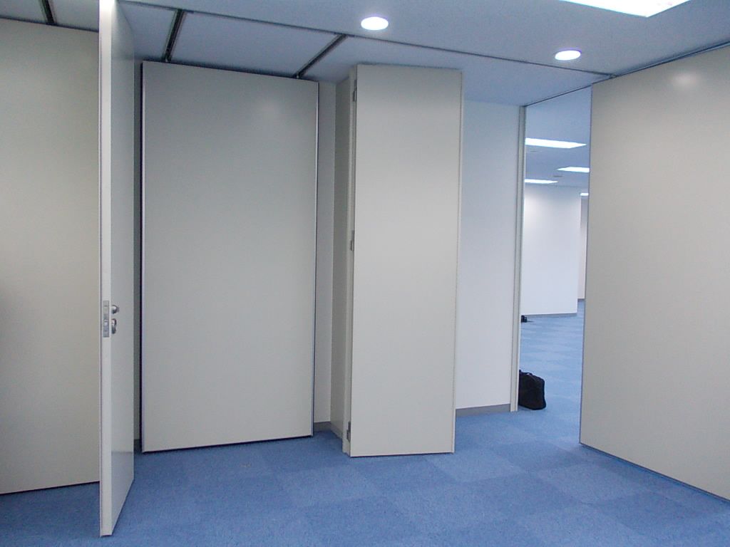 貸室入口（6階のみ間仕切りがあります）