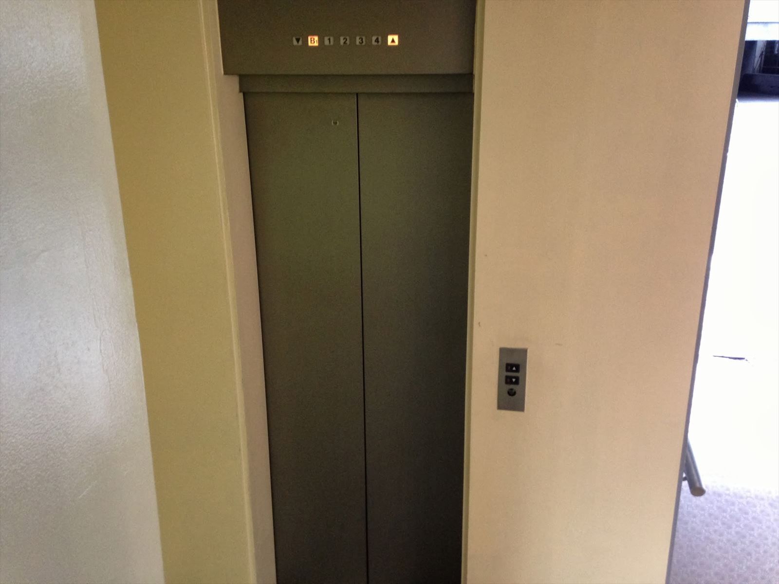 フロアのエレベーター前
