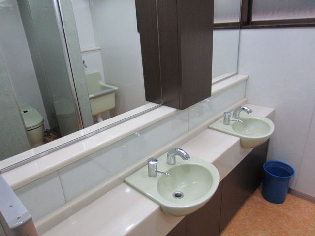 大きな鏡付きの洗面台