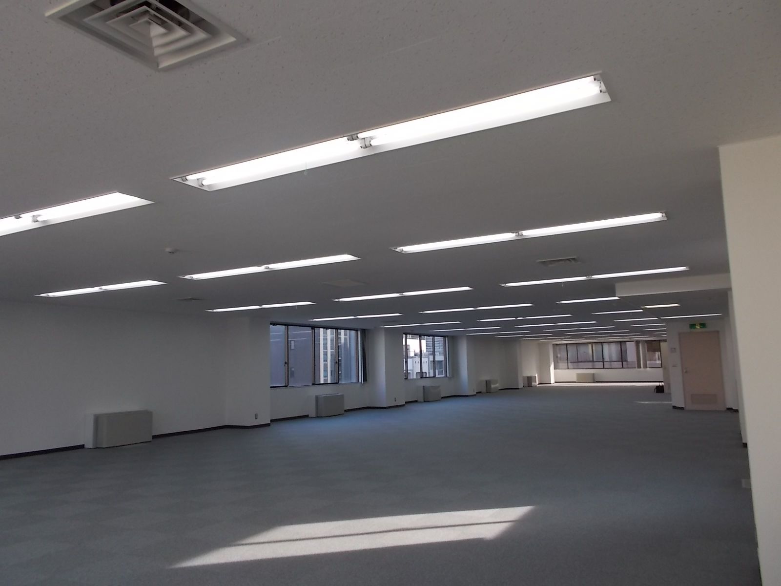 広々としたオフィス室内