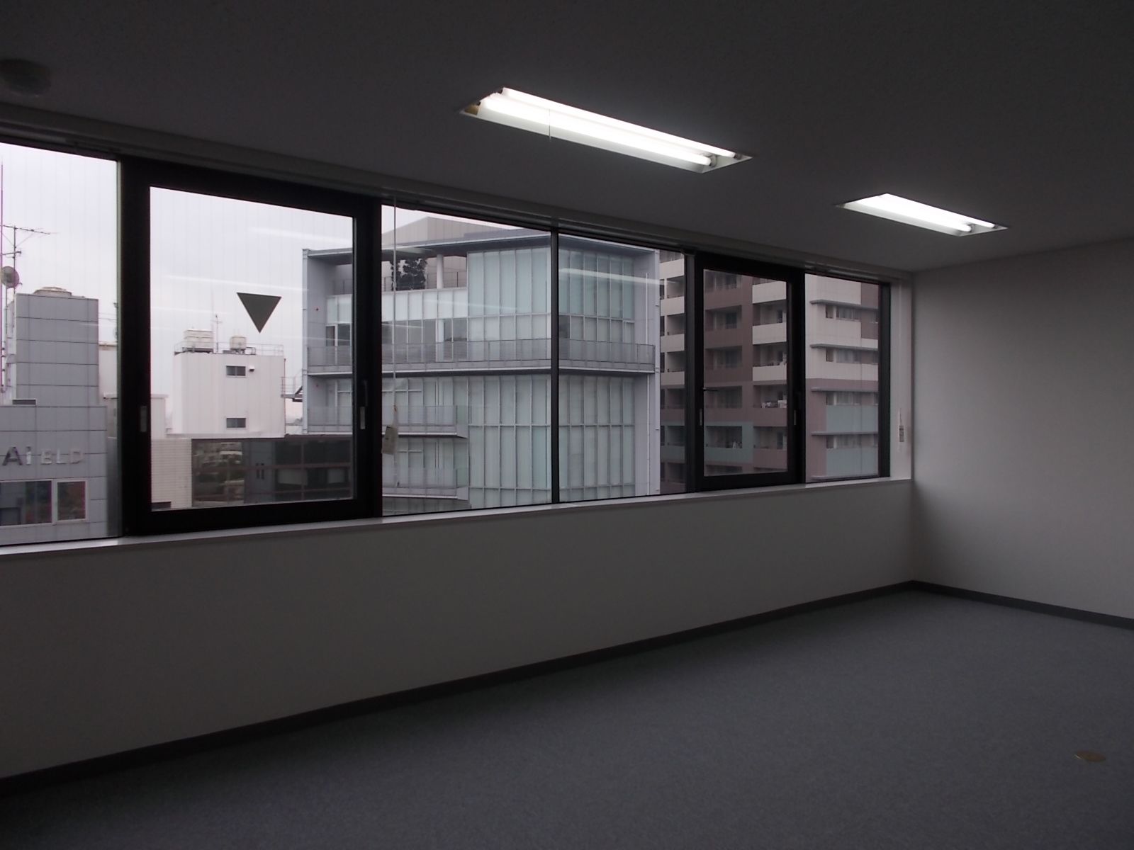 室内奥の窓面