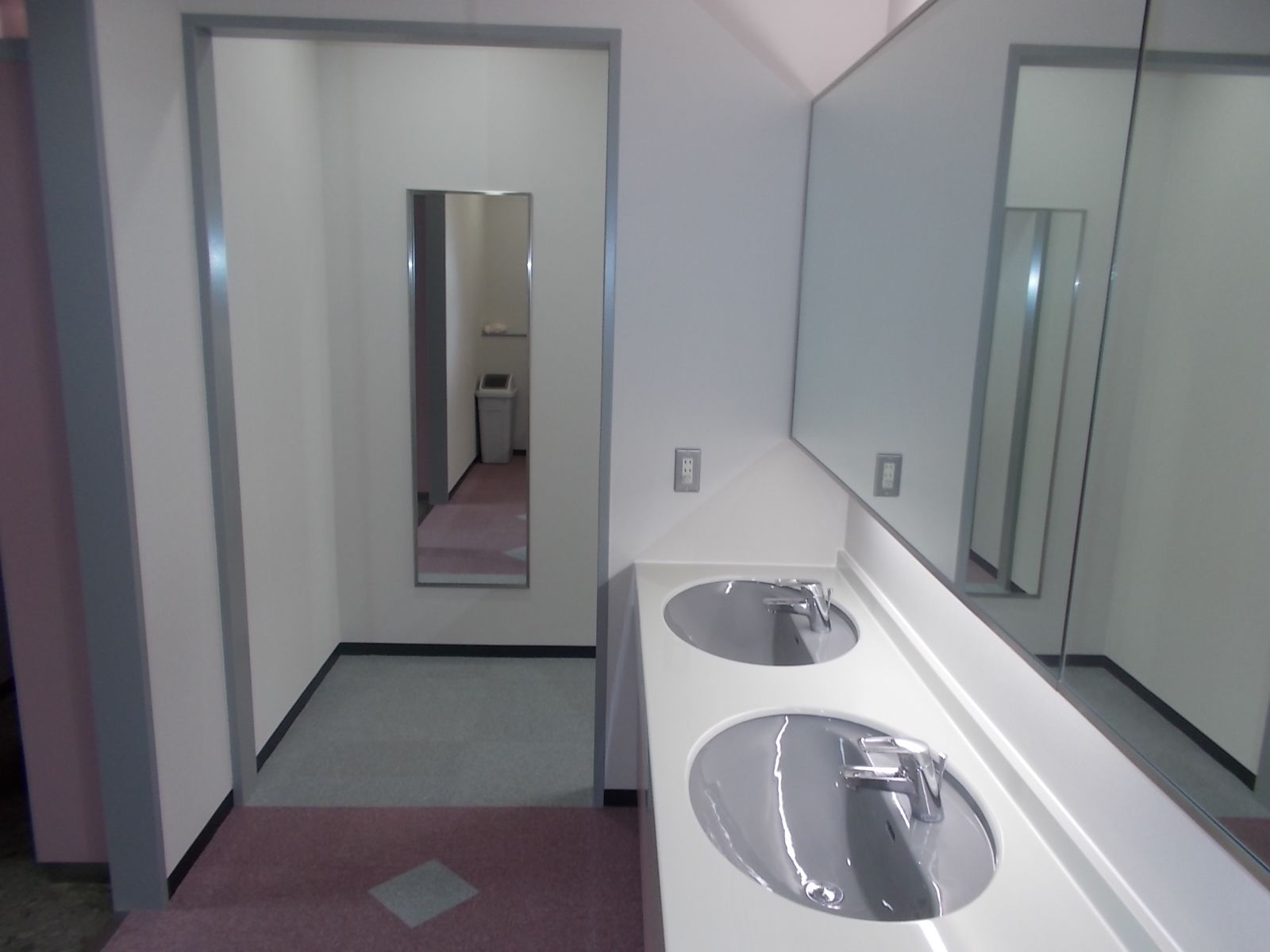 女性トイレも鏡がしっかりとあります