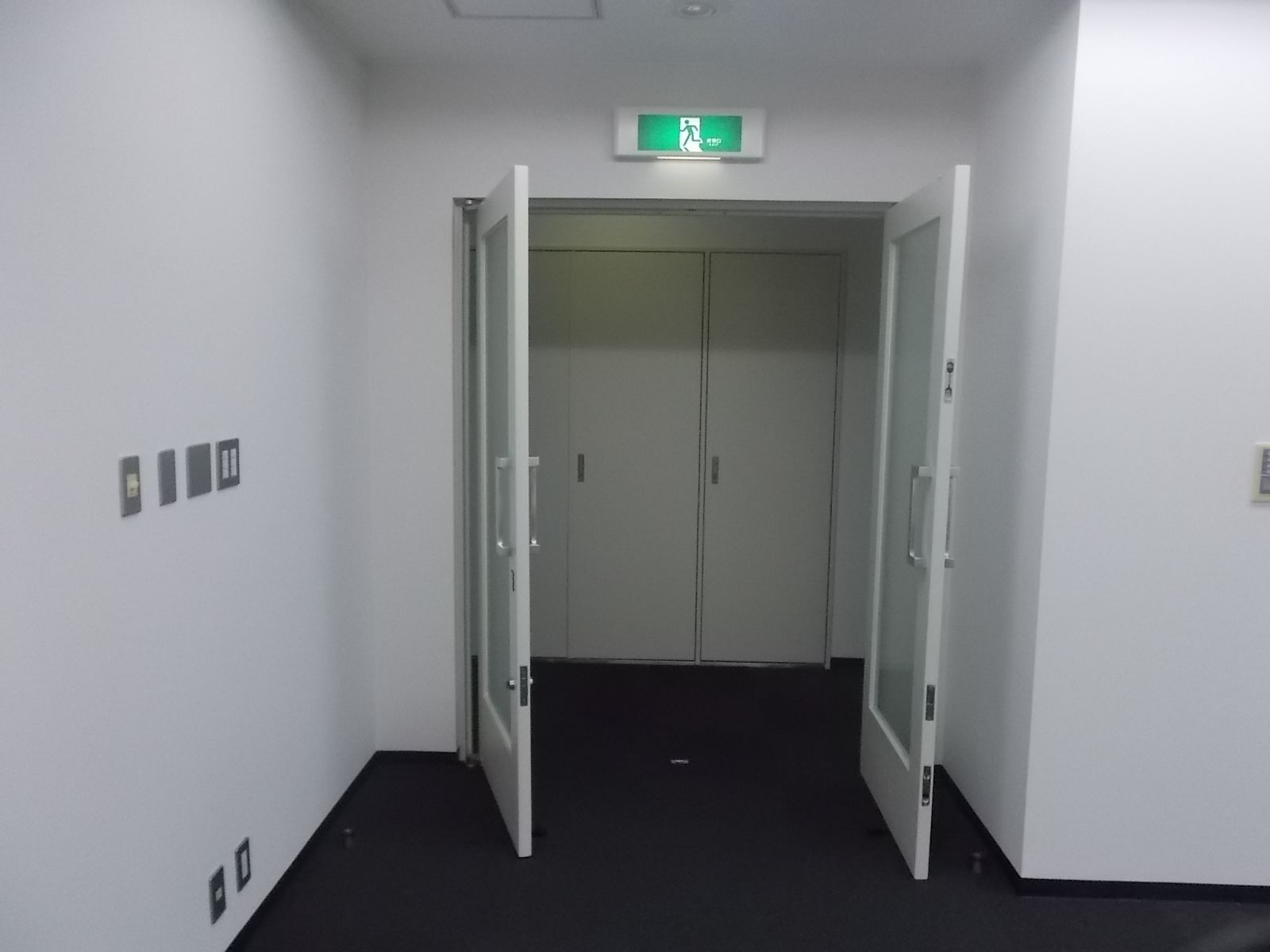 オフィスの入口は2ヶ所あります