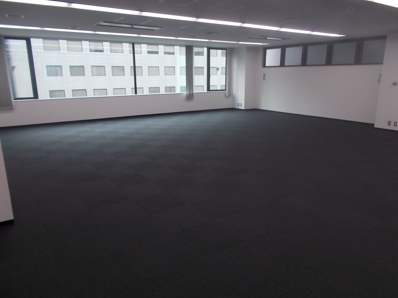 カーペットの色は濃紺になります