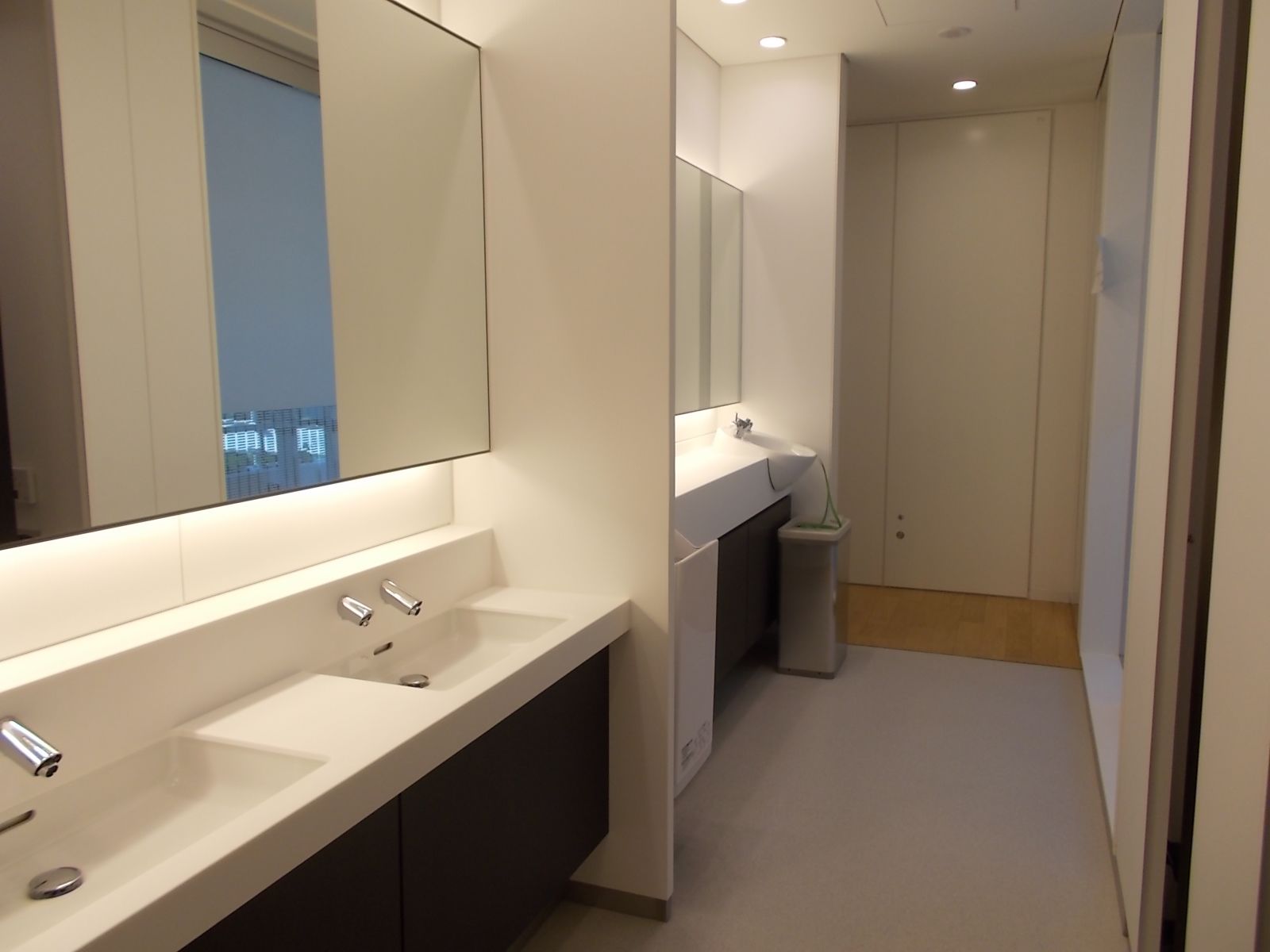 広々としたトイレ室内