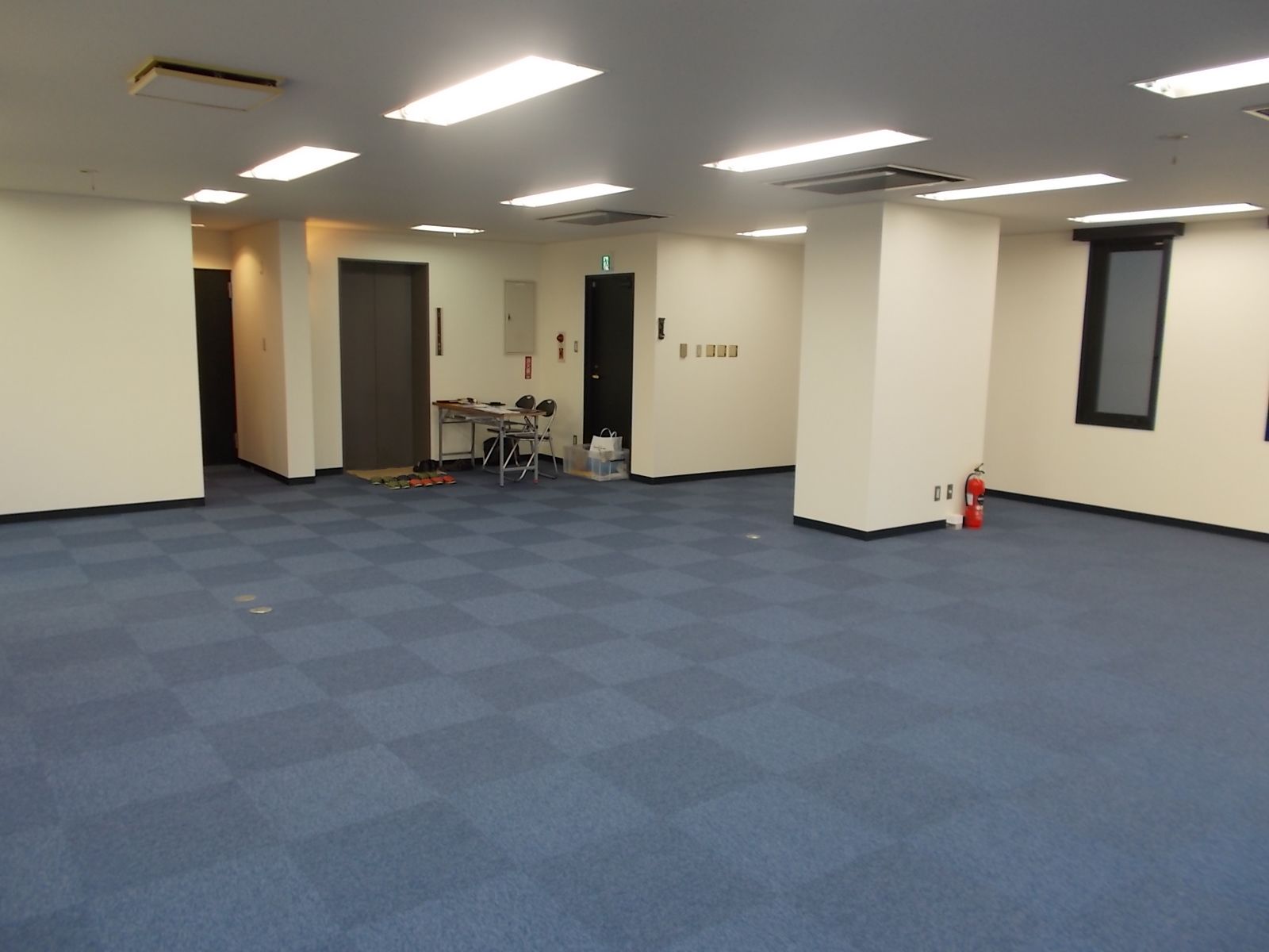 事務所奥から見た室内