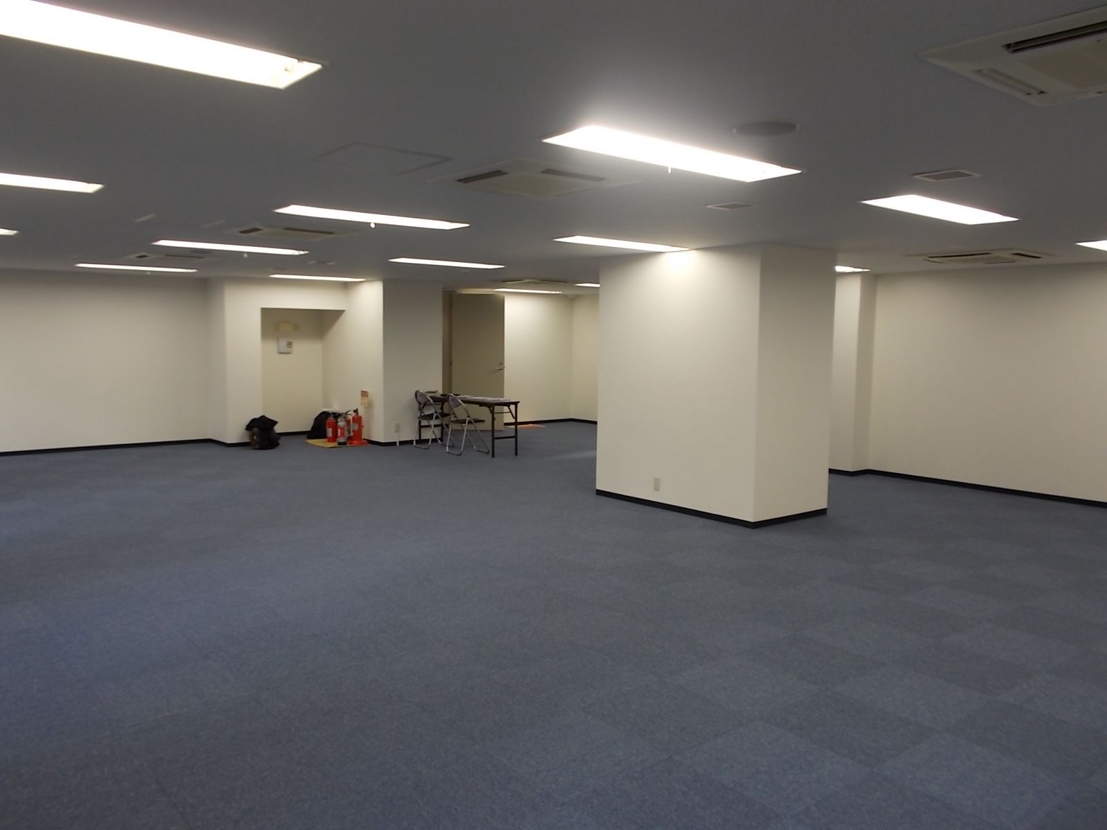 区画奥から見たオフィス室内