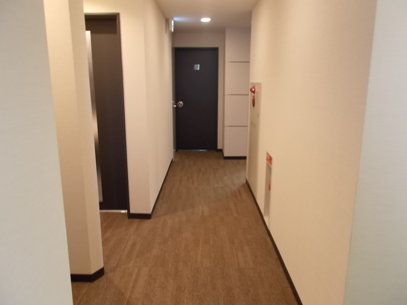 給湯室・化粧室への廊下