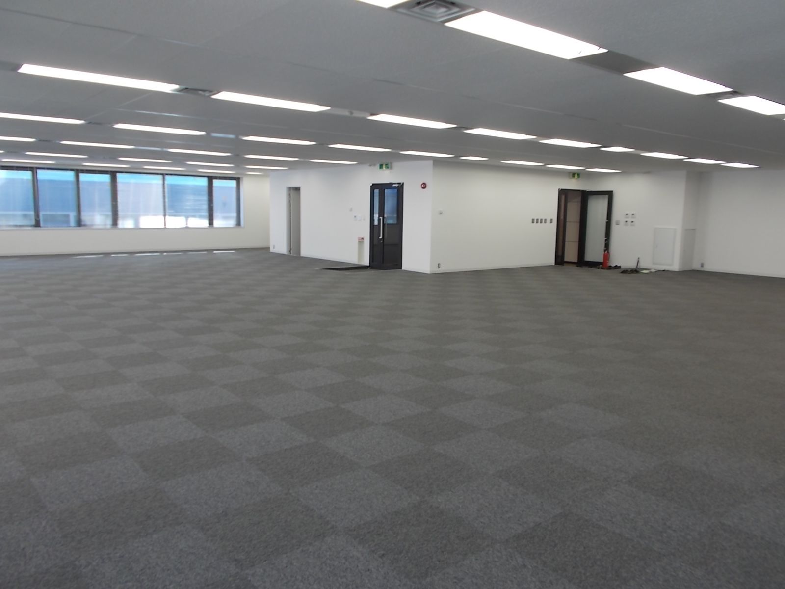 フロア奥から見た貸室全体の様子