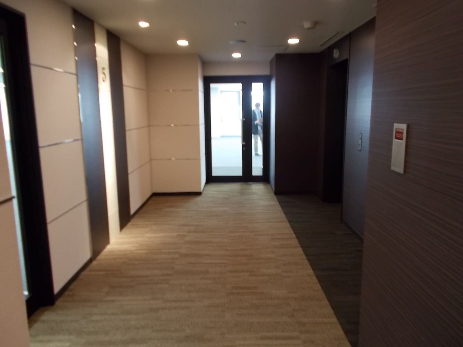 貸室入口前のエレベーターホール