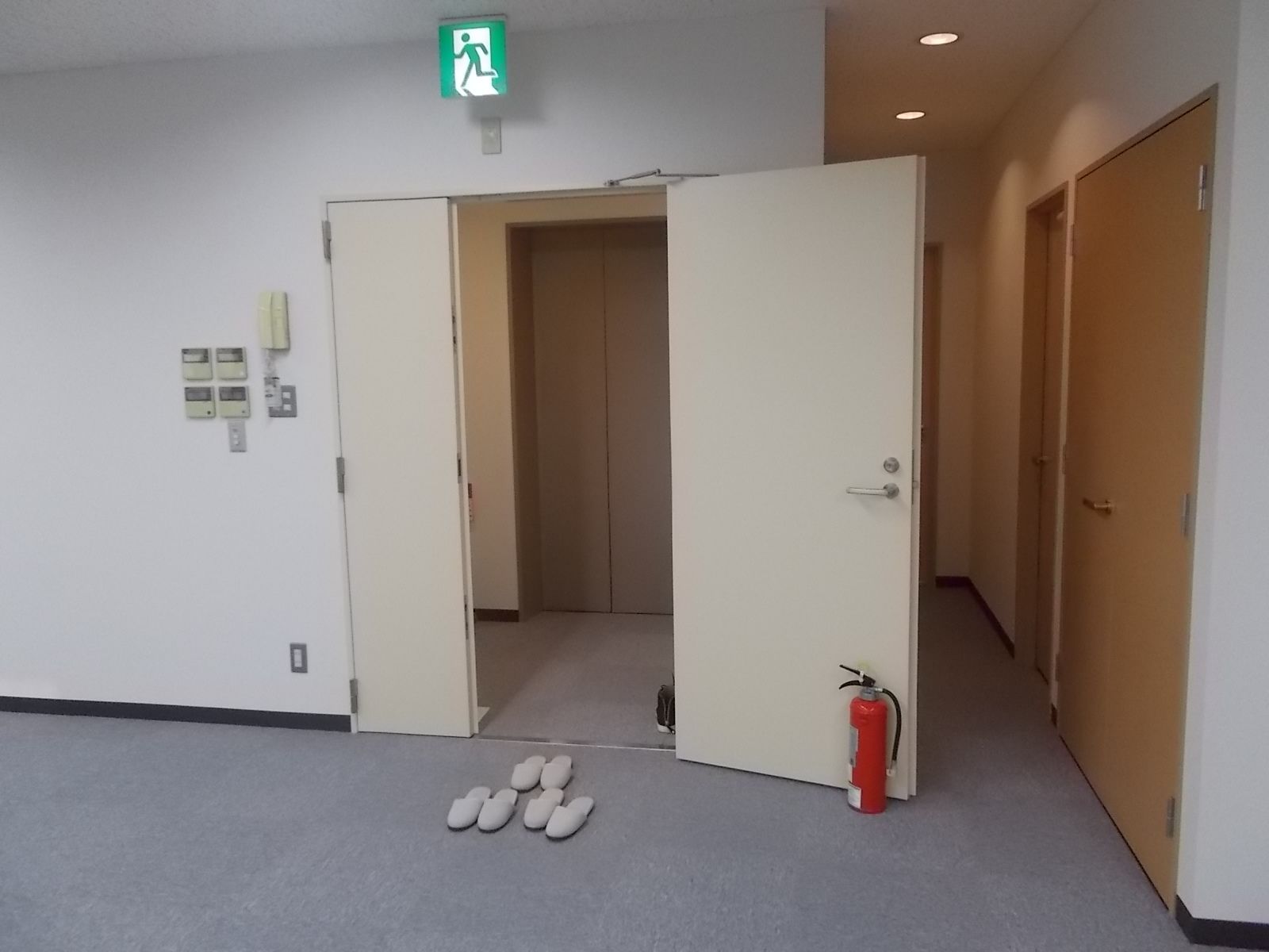 貸室出入口