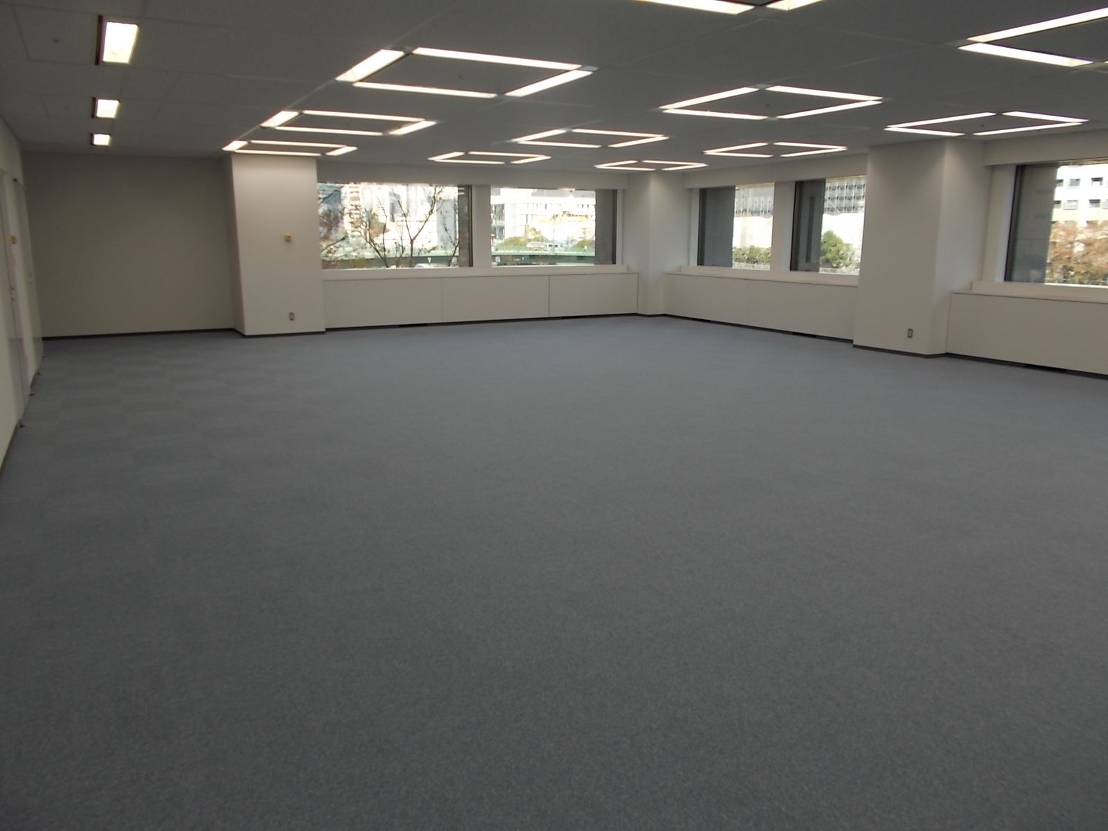 カーペットの色はグレー