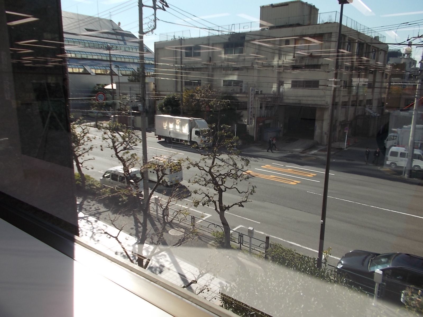 正面側の窓から見下ろす海岸通り